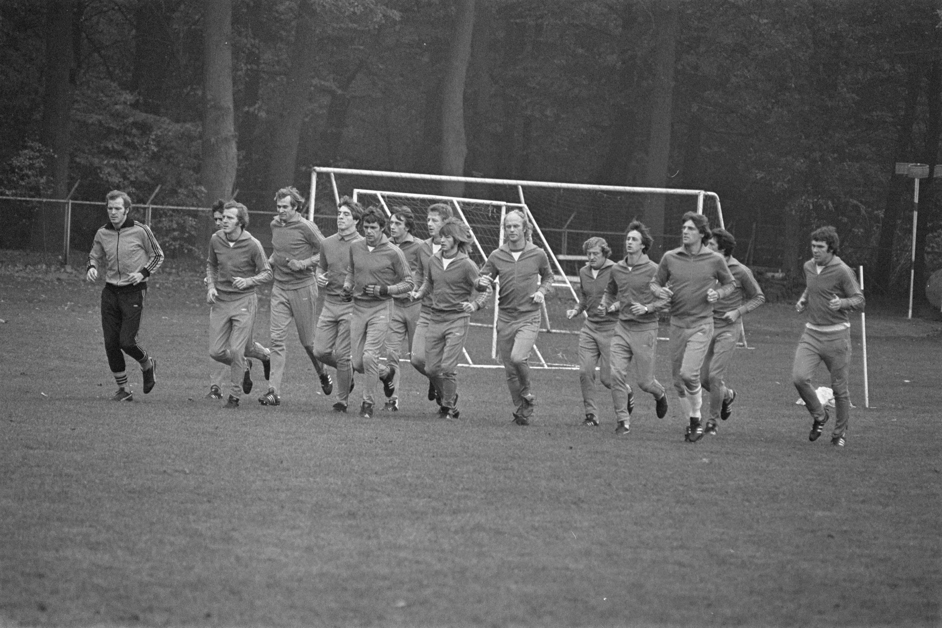 Fotocollectie Anefo — Training Nederlands elftal in Zeist, de selectie tijdens de training — Foto: Peters, Hans / Anefo. Licentie: Set B: Rechtenvrij / Publiek Domein. Bron: Nationaal Archief. http://hdl.handle.net/10648/aca524a4-d0b4-102d-bcf8-003048976d84
