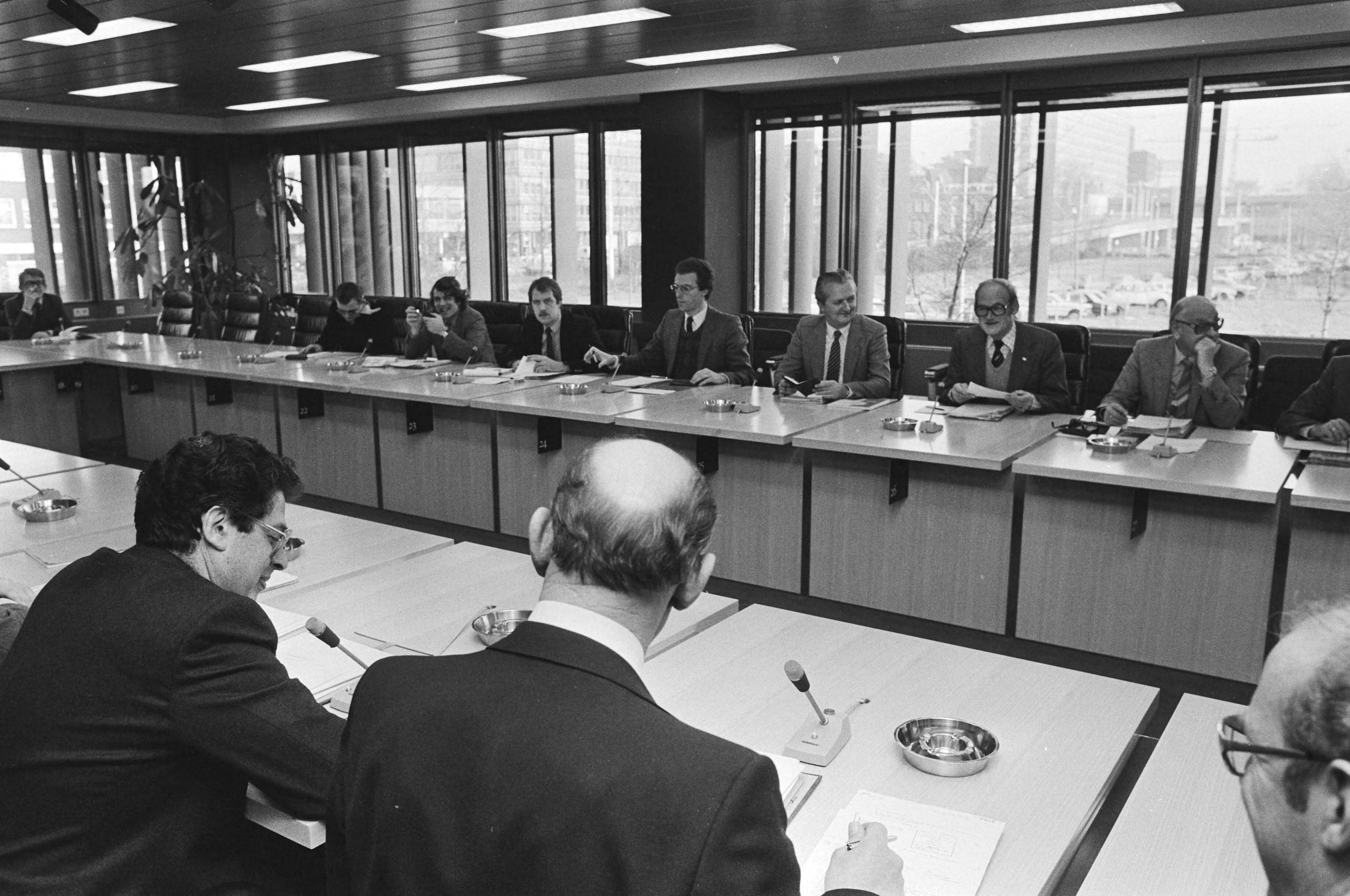 Fotocollectie Anefo — Overleg in Den Haag tussen ambtenarenorganisaties en minister Van Thijn (BiZa). Overzicht van het overleg — Foto: Bogaerts, Rob / Anefo. Licentie: Set B: Rechtenvrij / Publiek Domein. Bron: Nationaal Archief. http://hdl.handle.net/10648/ad0db5fa-d0b4-102d-bcf8-003048976d84