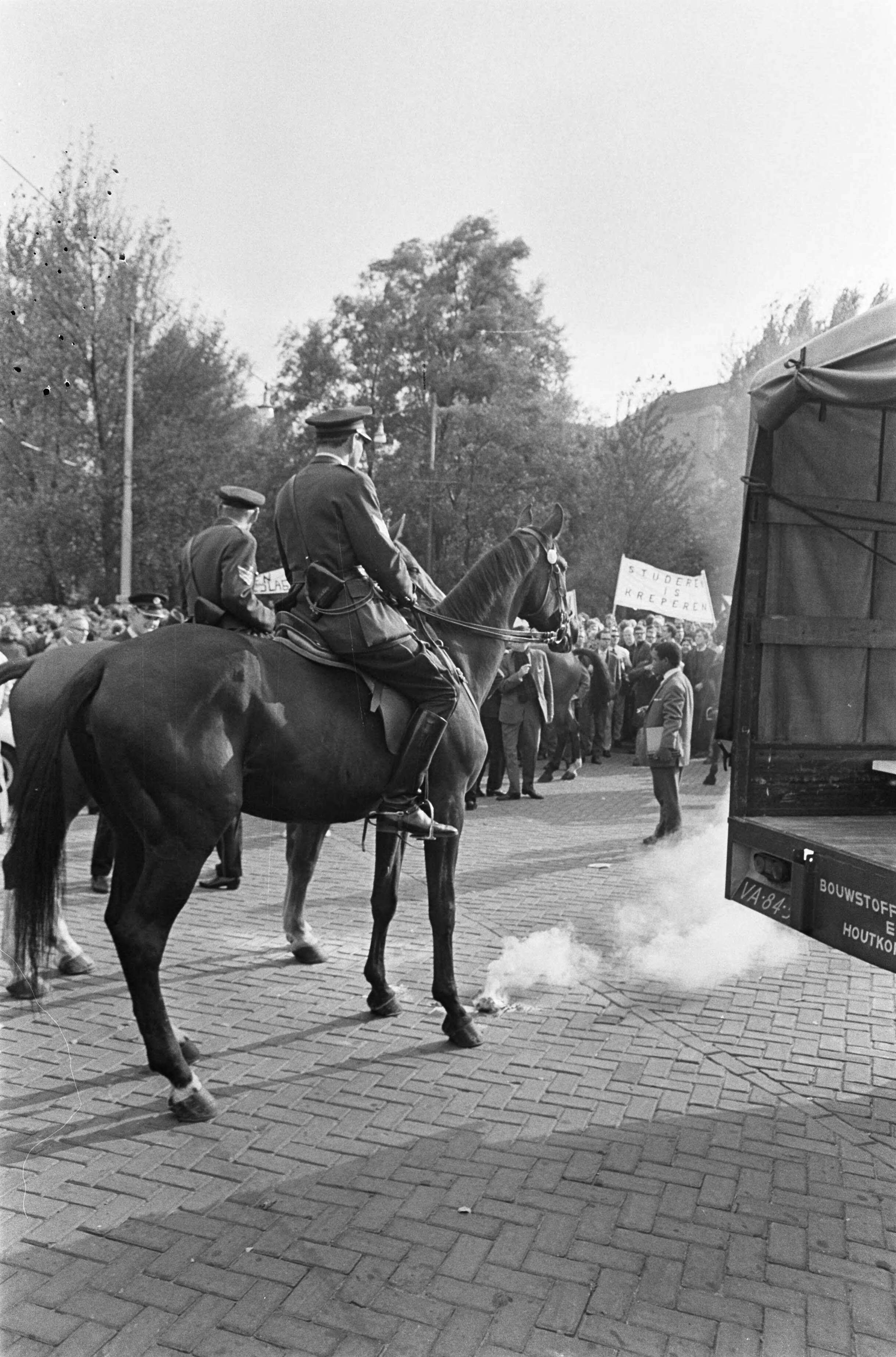 Studentendemonstratie inzake studietoelage, optocht van Amsterdam naar Den Haag — Betogende studenten worden begeleid door politie te paard — Foto: Fotograaf Onbekend / Anefo. Licentie: Set B: Rechtenvrij / Publiek Domein. Bron: Nationaal Archief. http://hdl.handle.net/10648/aafe67aa-d0b4-102d-bcf8-003048976d84
