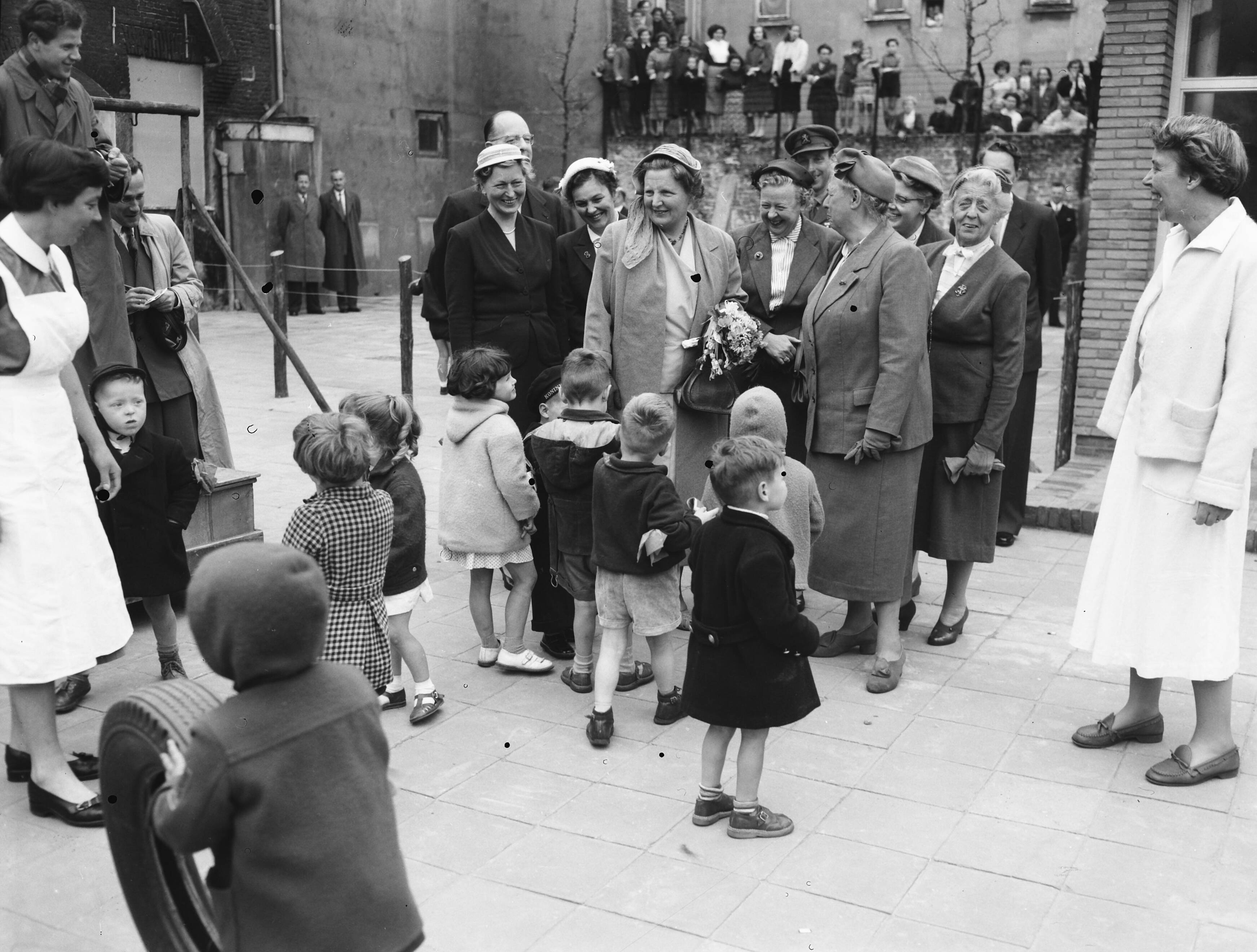 Fotocollectie Anefo — Koningin Juliana brengt werkbezoek aan Den Haag. Bij de Juliana Kinderdagverblijven — Foto: Noske, J.D. / Anefo. Licentie: Set B: Rechtenvrij / Publiek Domein. Bron: Nationaal Archief. http://hdl.handle.net/10648/a936ab12-d0b4-102d-bcf8-003048976d84