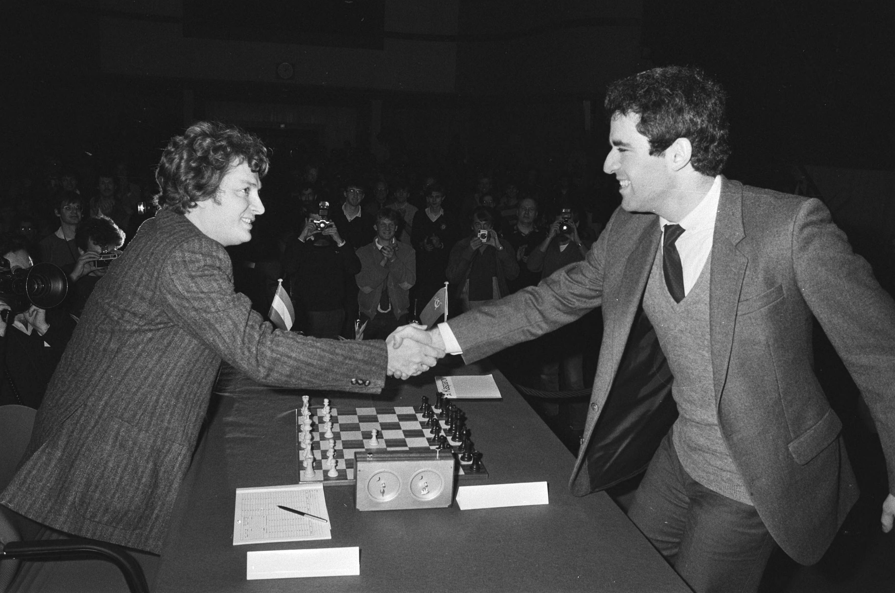 KRO Schaaktweekamp Timman - Kasparov 1985 — Timman (links) en Kasparov (rechts) groeten elkaar — Foto: Molendijk, Bart / Anefo. Licentie: Set B: Rechtenvrij / Publiek Domein. Bron: Nationaal Archief. http://hdl.handle.net/10648/ad4e1a32-d0b4-102d-bcf8-003048976d84