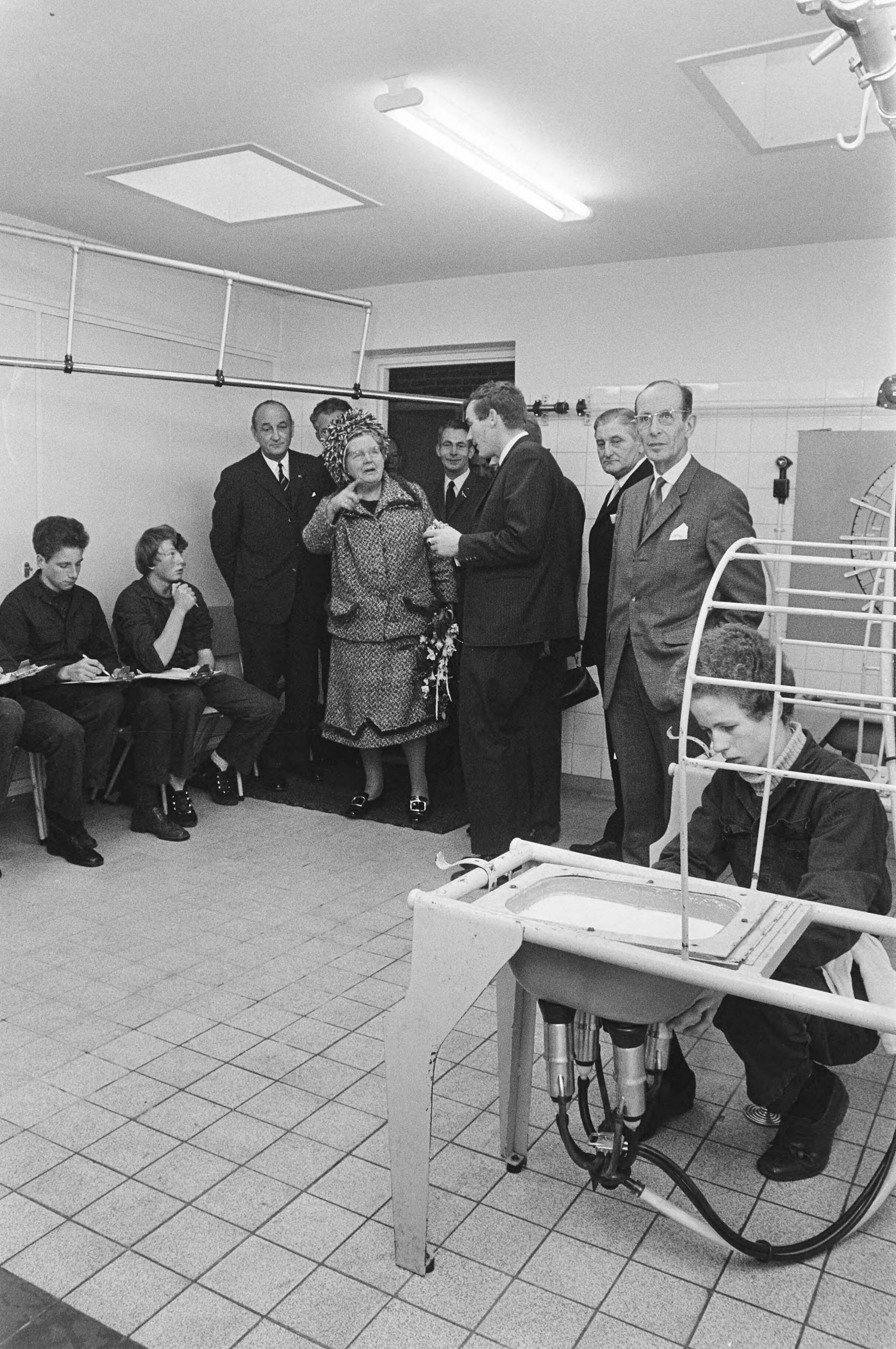 Fotocollectie Anefo — koningin Juliana brengt werkbezoek aan Zuidelijk Westerkwartier in Groningen; koningin Juliana bezoekt Oldekerk / — Foto: Mieremet, Rob / Anefo. Licentie: Set B: Rechtenvrij / Publiek Domein. Bron: Nationaal Archief. http://hdl.handle.net/10648/abac0aea-d0b4-102d-bcf8-003048976d84