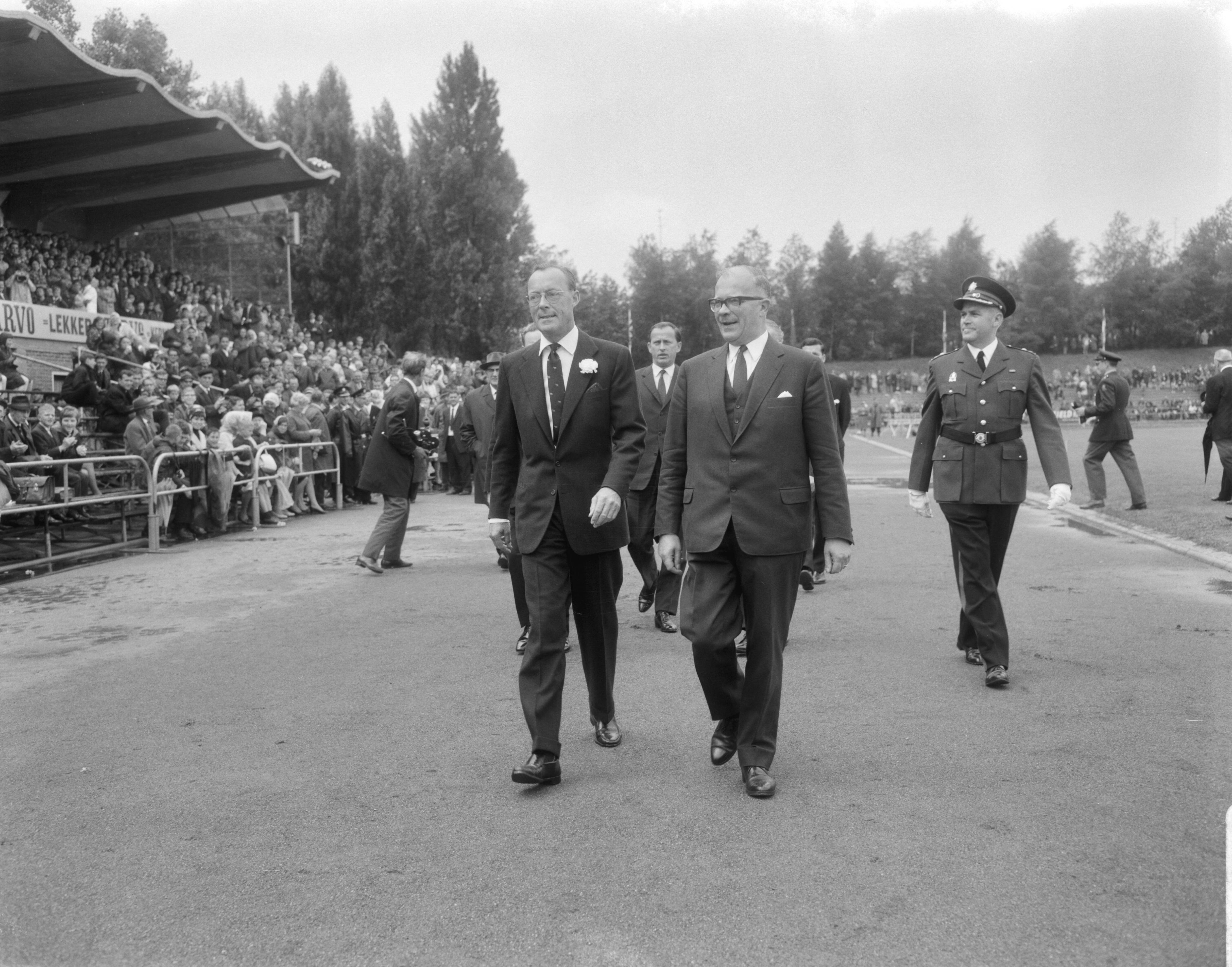 Fotocollectie Anefo — Muziekconcours te Kerkrade, prins Bernhard — Foto: Bilsen, Joop van / Anefo. Licentie: Set B: Rechtenvrij / Publiek Domein. Bron: Nationaal Archief. http://hdl.handle.net/10648/aaf2cb84-d0b4-102d-bcf8-003048976d84