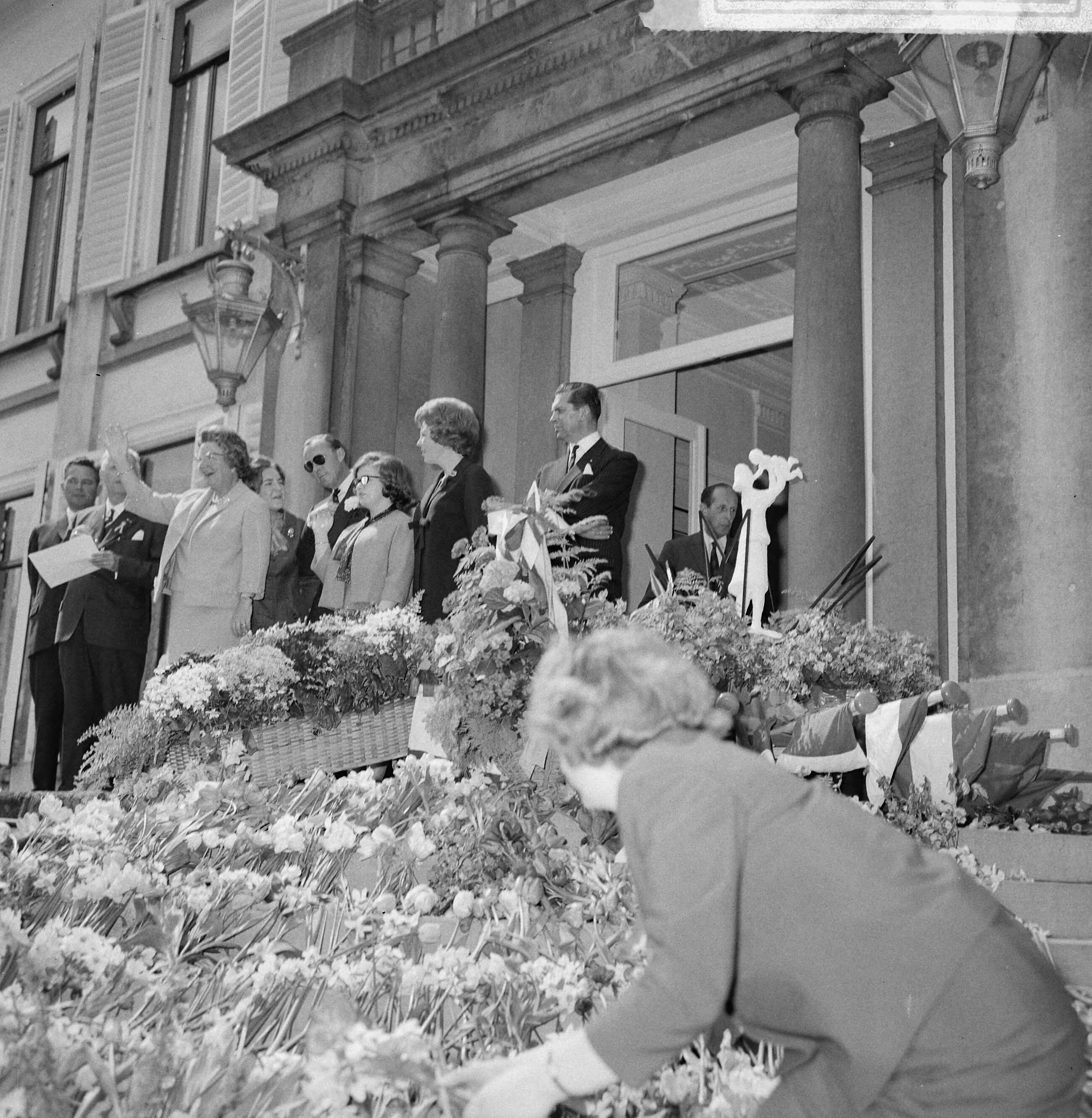 Koninginnedag 1964 — Defilé Soestdijk, koninklijke familie op bordes — Foto: Nijs, Jac. de / Anefo. Licentie: Set B: Rechtenvrij / Publiek Domein. Bron: Nationaal Archief. http://hdl.handle.net/10648/aa66e04c-d0b4-102d-bcf8-003048976d84