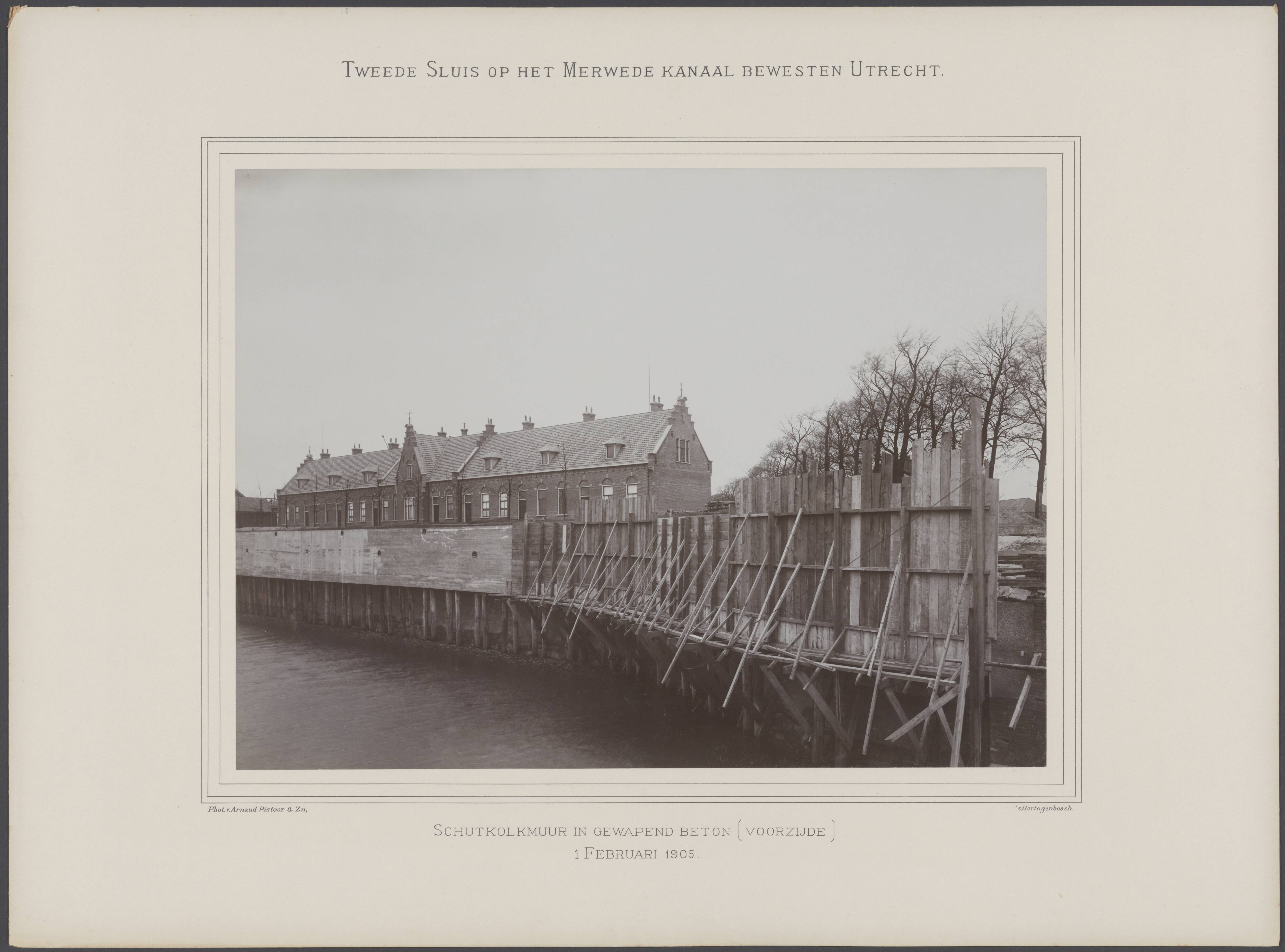 Werken Merwedekanaal — Tweede sluis op het Merwedekanaal bewesten Utrecht. Schutkolkmuur in gewapend beton (voorzijde) — Foto: Pistoor en Zn., Arnaud. Licentie: Set B: Rechtenvrij / Publiek Domein. Bron: Nationaal Archief. http://hdl.handle.net/10648/339ffceb-d2cf-6752-3126-24e390c49a1b