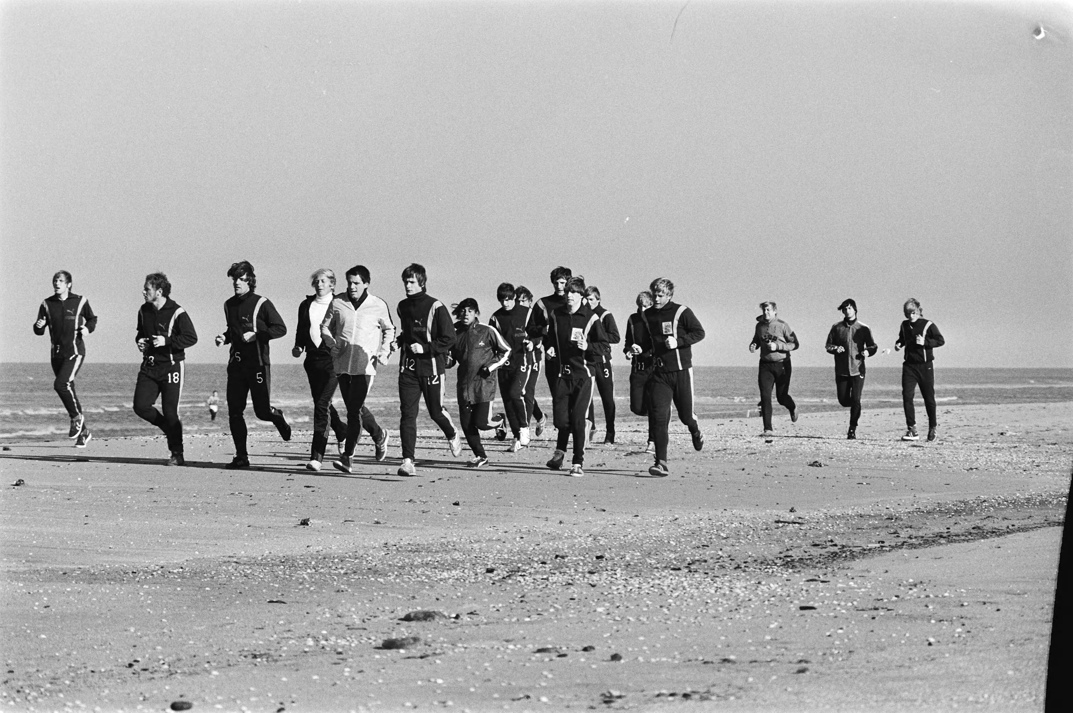 Ajax traint op het strand van Wassenaar voor de voetbalwedstrijd in het kader van de Europa Cup tegen Omonia Nicosia — Ajax|Europacup|Zuid-Holland|Wassenaar|sport |stranden |voetbal |sporttrainingen|Omonia |AJAX — Foto: Suyk, Koen / Anefo. Licentie: Set B: Rechtenvrij / Publiek Domein. Bron: Nationaal Archief. http://hdl.handle.net/10648/acd363fa-d0b4-102d-bcf8-003048976d84