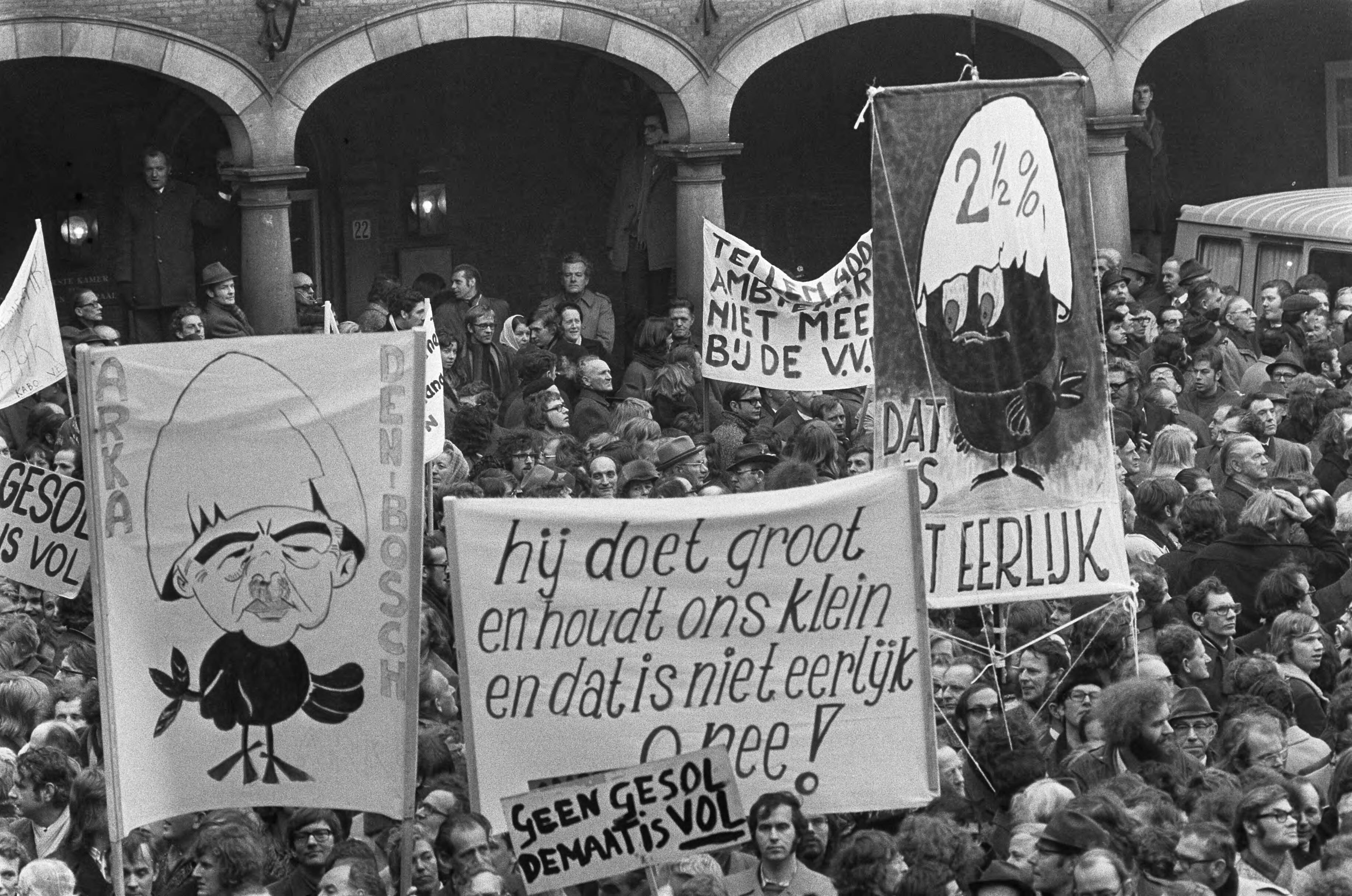 Fotocollectie Anefo — Ambtenaren (meer dan 40.000) demonstreren in Den Haag , de demonstranten op het Binnenhof — Foto: Peters, Hans / Anefo. Licentie: Set B: Rechtenvrij / Publiek Domein. Bron: Nationaal Archief. http://hdl.handle.net/10648/ac245540-d0b4-102d-bcf8-003048976d84