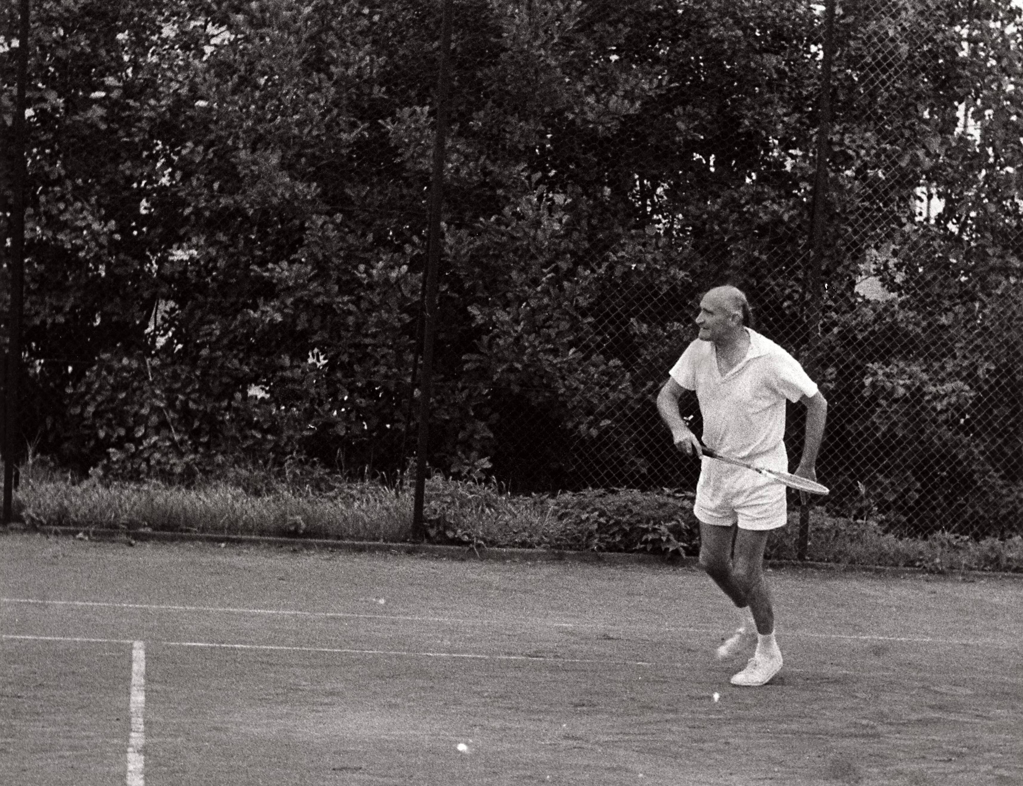Sportactiviteiten personeel Drukkerij N.V. De Spaarnestad / Tennis — Serie: Spaarnestad personeel Tennis. Tennistoernooi 1961. Marcel Dirickx — Foto: Hilterman, H. / Spaarnestad / Spaarnestad Photo (05887). Licentie: Set B: Rechtenvrij / Publiek Domein. Bron: Nationaal Archief. http://hdl.handle.net/10648/35429da6-3ee4-a382-e063-6df0900a6686
