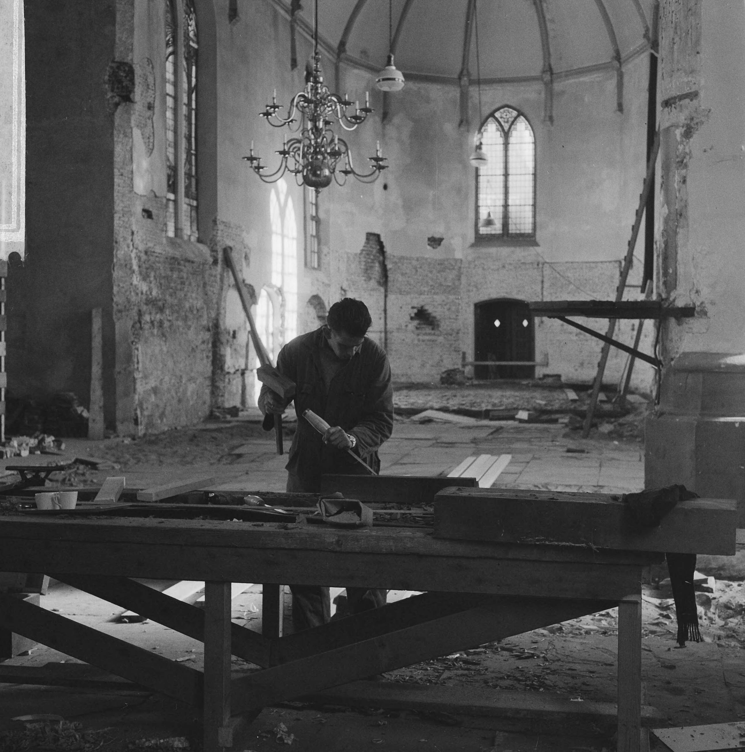 Restauratie van de oude dorpskerk te Voorburg — Restaurateur aan het werk in de oude dorpskerk te Voorburg — Foto: Kroon, Ron / Anefo. Licentie: Set B: Rechtenvrij / Publiek Domein. Bron: Nationaal Archief. http://hdl.handle.net/10648/aacbb7ba-d0b4-102d-bcf8-003048976d84