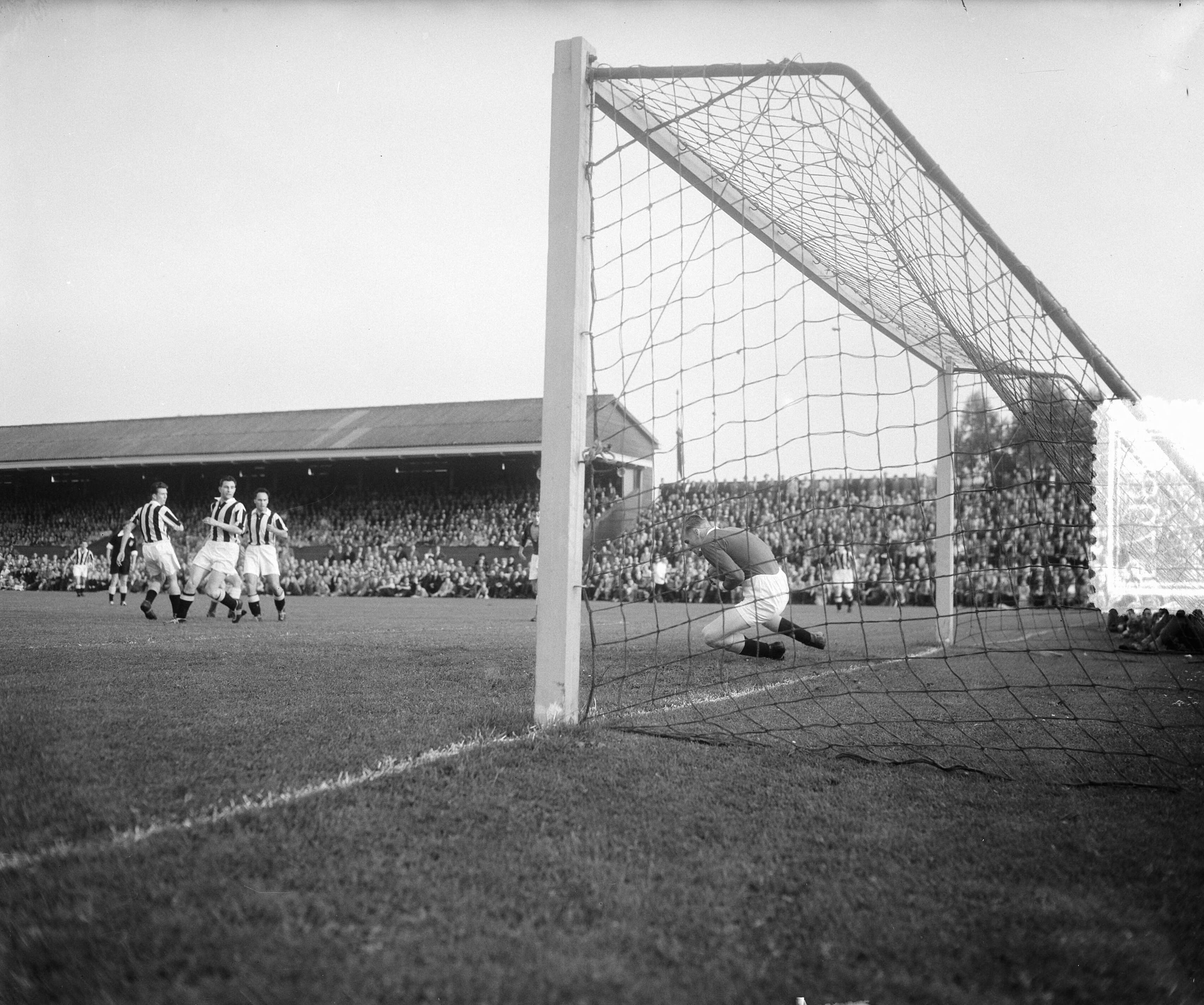 Fotocollectie Anefo — Voetbal. RCH tegen Vitesse 2-1. Spelmoment — Foto: Pot, Harry / Anefo. Licentie: Set B: Rechtenvrij / Publiek Domein. Bron: Nationaal Archief. http://hdl.handle.net/10648/a90e54c8-d0b4-102d-bcf8-003048976d84