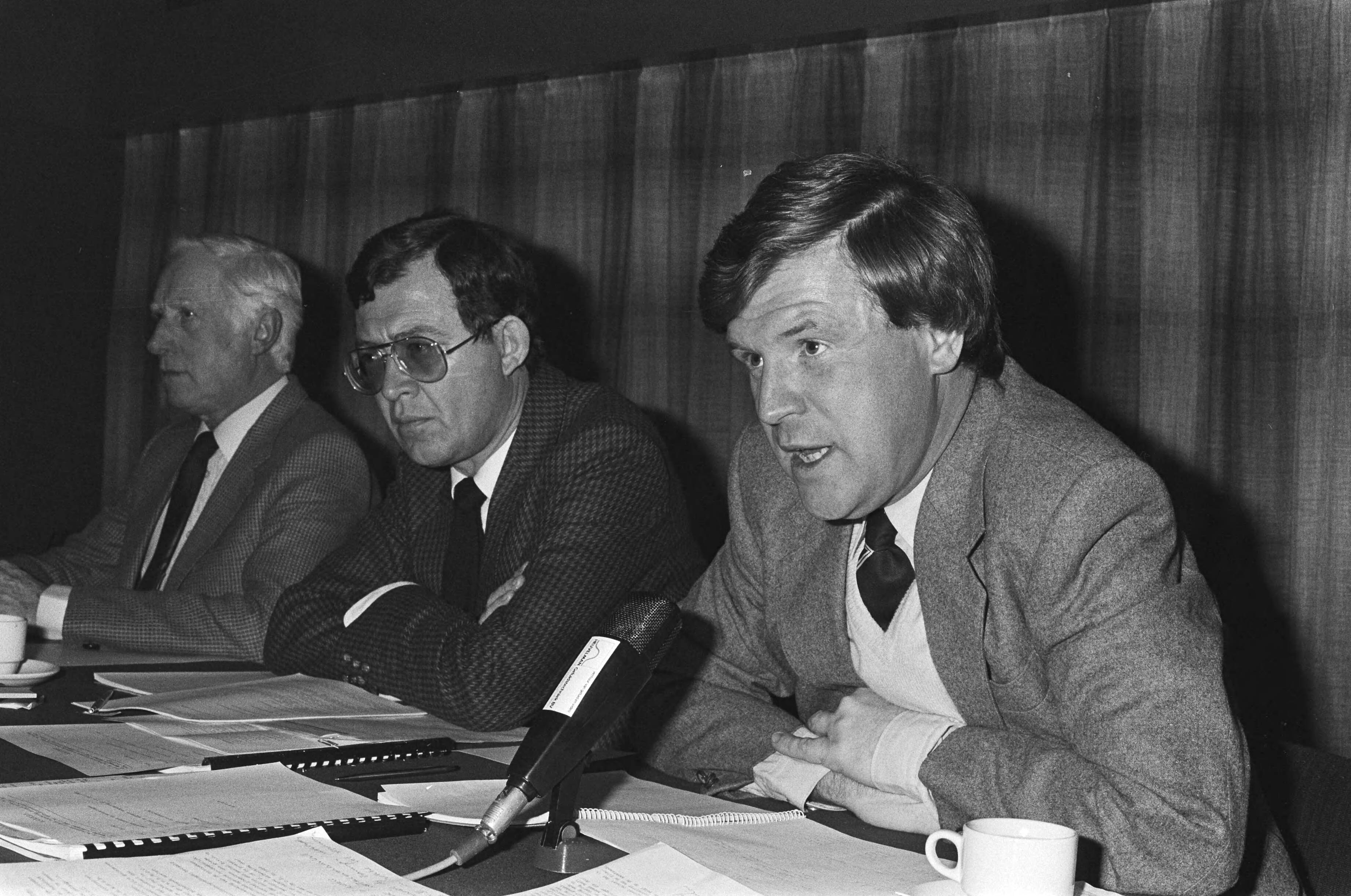 Fotocollectie Anefo — Buitengewone algemene vergadering betaald voetbal in Zeist over rapport "Schuldsanering betaald voetbal". Eric Vilé tijdens de vergadering — Foto: Antonisse, Marcel / Anefo. Licentie: Set B: Rechtenvrij / Publiek Domein. Bron: Nationaal Archief. http://hdl.handle.net/10648/ad0bf760-d0b4-102d-bcf8-003048976d84