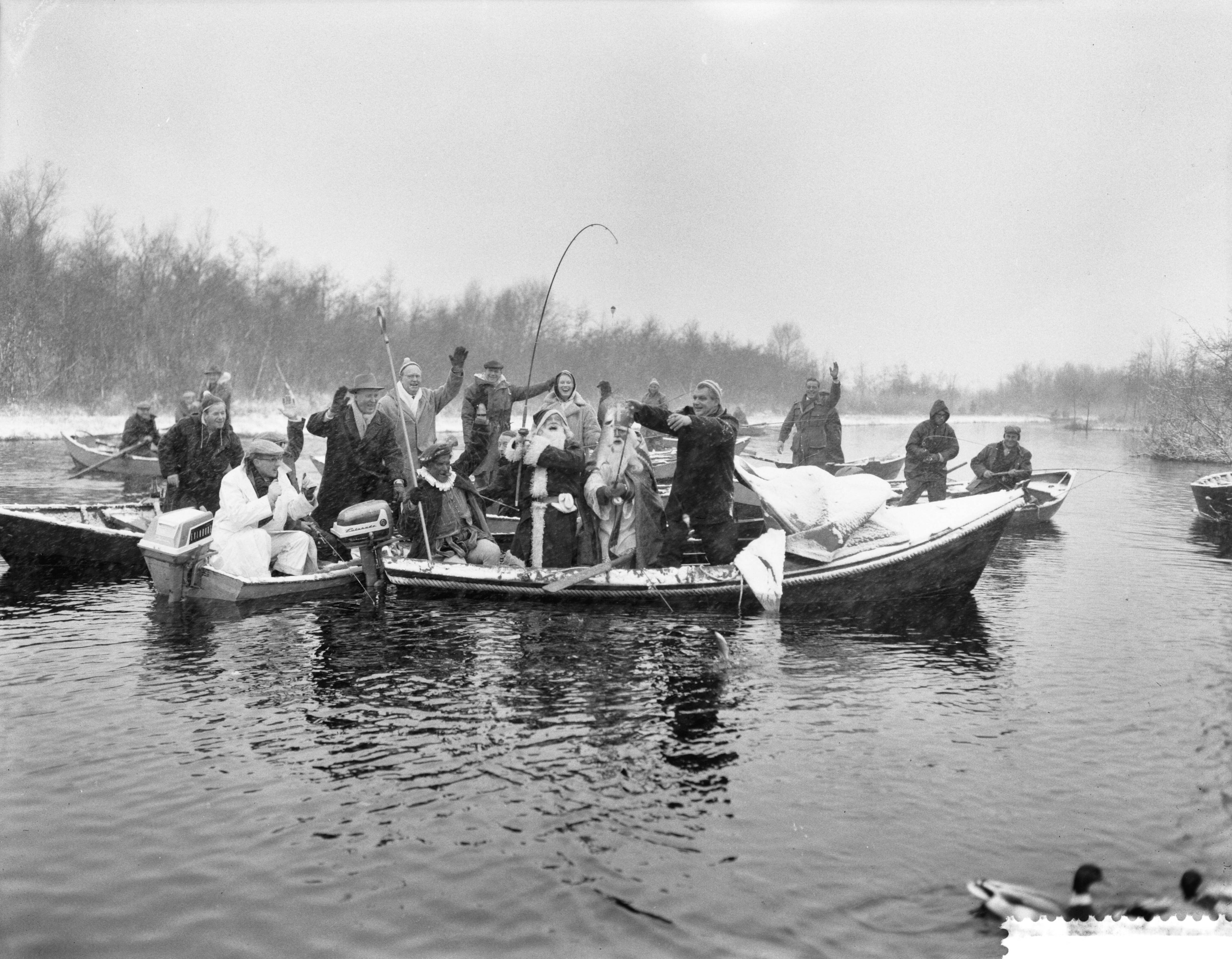 Fotocollectie Anefo — Club van Honderd in aanwezigheid van St. Nicolaas en Kerstman aan het vissen in Kortenhoef — Foto: Bilsen, Joop van / Anefo. Licentie: Set B: Rechtenvrij / Publiek Domein. Bron: Nationaal Archief. http://hdl.handle.net/10648/a9c287cc-d0b4-102d-bcf8-003048976d84