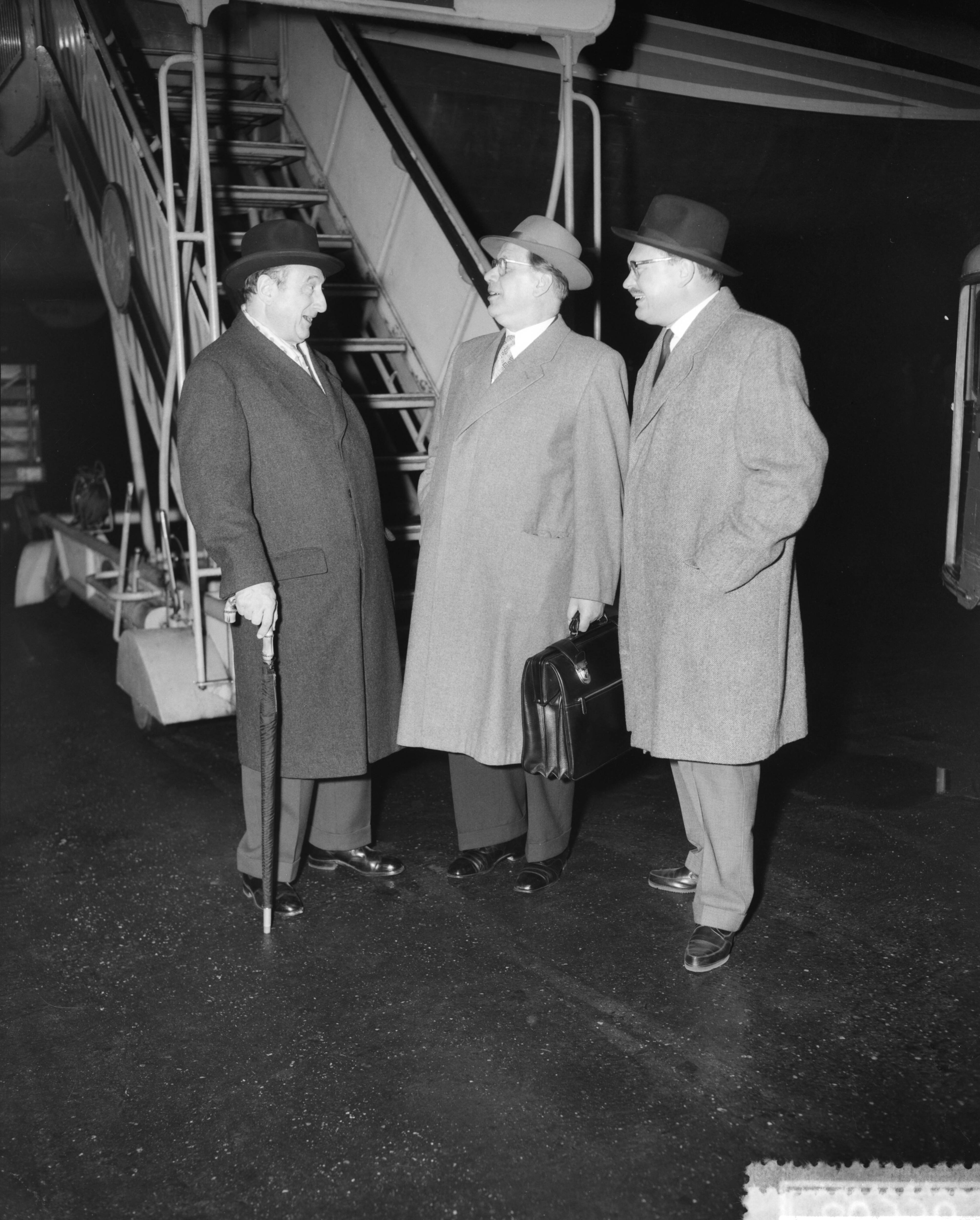 Fotocollectie Anefo — Vlnr Dr. Ernst Schwering , Oberbürgermeister van Keulen, P. M. Busen, Oberbürgermeister van Bonn en Graf Herningen , vertegenwoordiger van de KLM in Duitsland, op Schiphol — Foto: Pot, Harry / Anefo. Licentie: Set B: Rechtenvrij / Publiek Domein. Bron: Nationaal Archief. http://hdl.handle.net/10648/a9507da8-d0b4-102d-bcf8-003048976d84