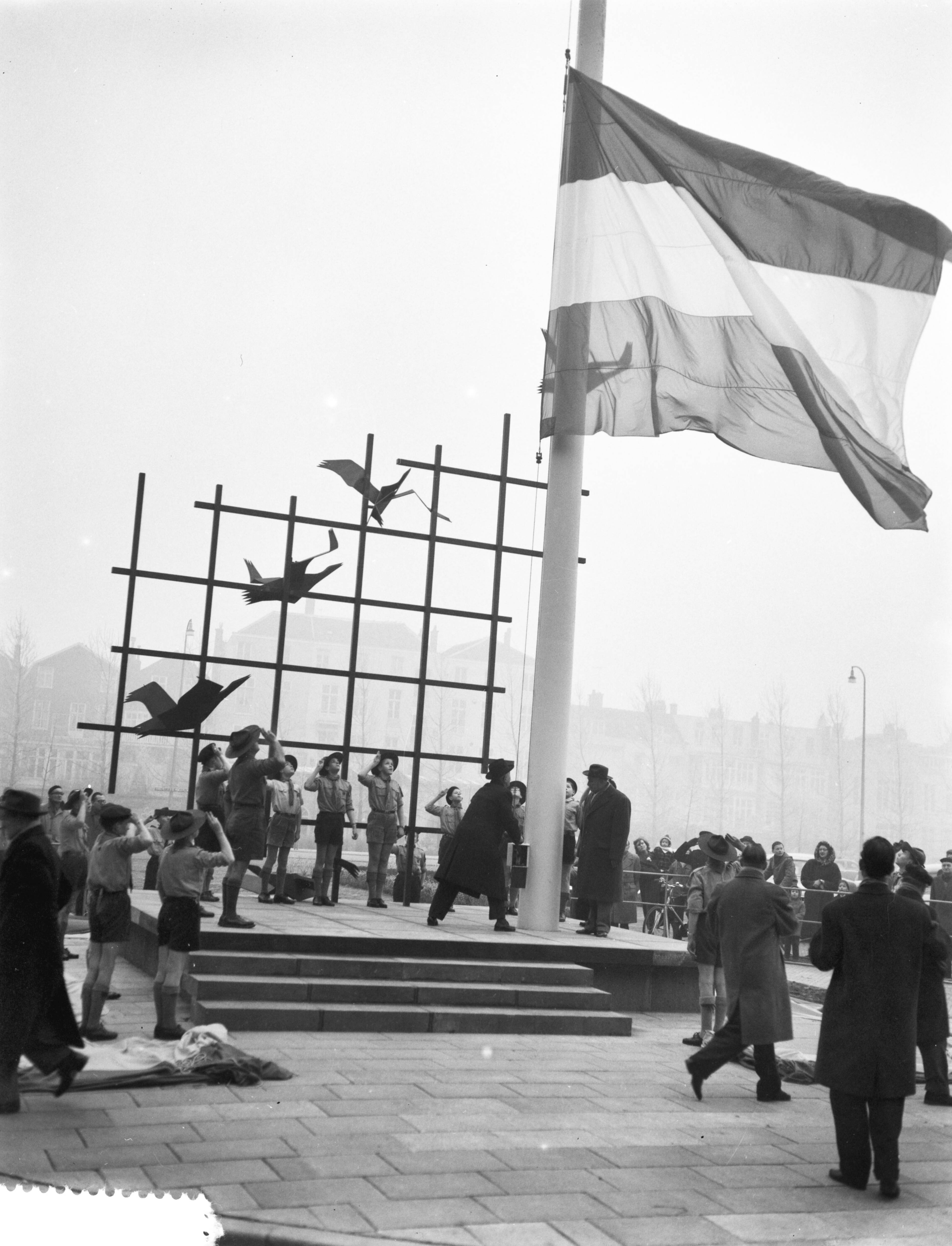 Fotocollectie Anefo — Overdracht in Den Haag van de permanente bevrijdingsvlag te Den Haag — Foto: Rossem, Wim van / Anefo. Licentie: Set B: Rechtenvrij / Publiek Domein. Bron: Nationaal Archief. http://hdl.handle.net/10648/a98d7f50-d0b4-102d-bcf8-003048976d84