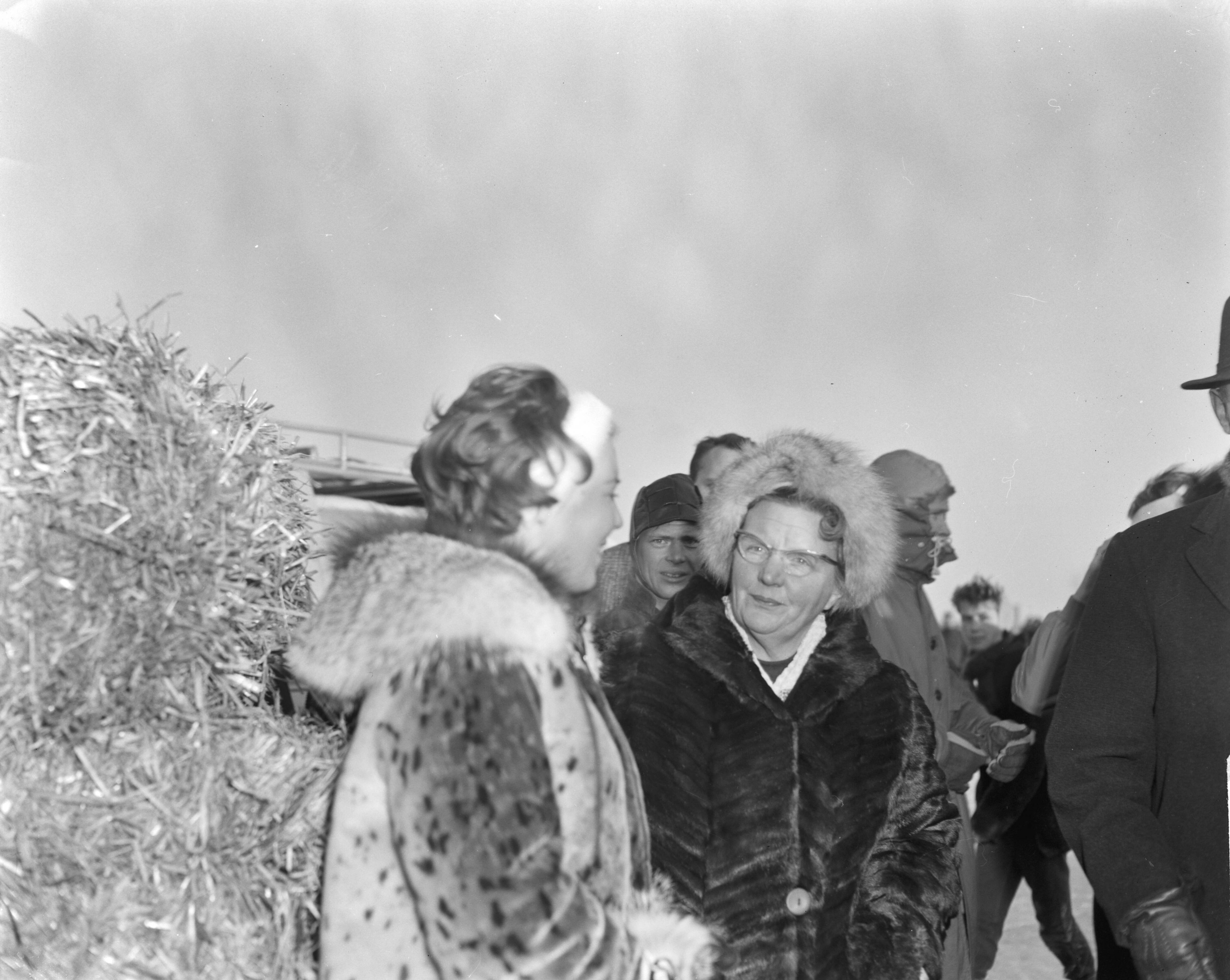 Fotocollectie Anefo — Elfstedentocht 1963. koningin Juliana en orinses Beatrix bij de finish in Leeuwarden — Foto: Bilsen, Joop van / Anefo. Licentie: Set B: Rechtenvrij / Publiek Domein. Bron: Nationaal Archief. http://hdl.handle.net/10648/aa268038-d0b4-102d-bcf8-003048976d84