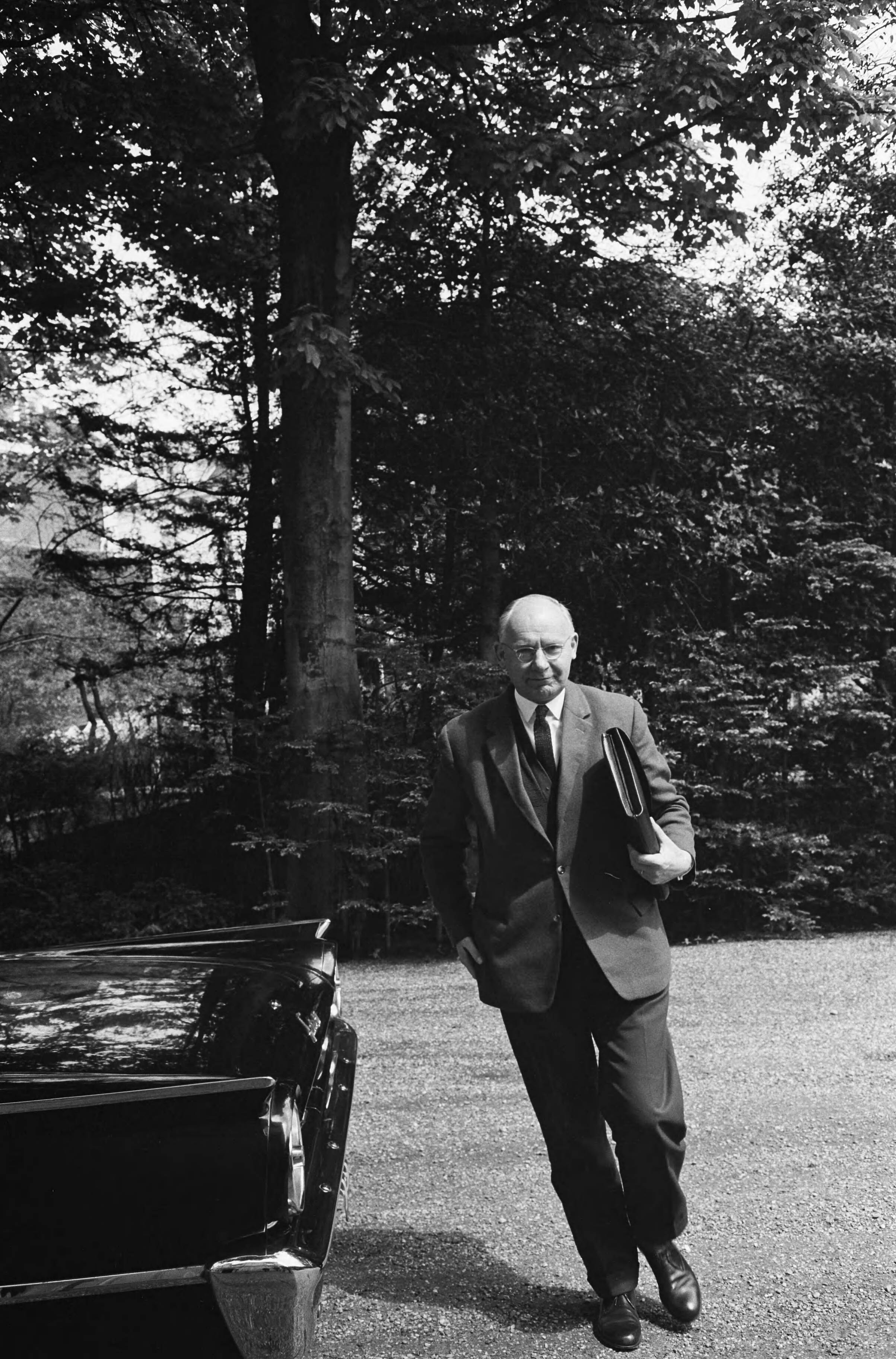 Fotocollectie Anefo — Fractievoorzitter van de PvdA, prof. Vondeling, door kabinetsformateur prof. Romme ontvangen — Foto: Pot, Harry / Anefo. Licentie: Set B: Rechtenvrij / Publiek Domein. Bron: Nationaal Archief. http://hdl.handle.net/10648/aa37d3f6-d0b4-102d-bcf8-003048976d84