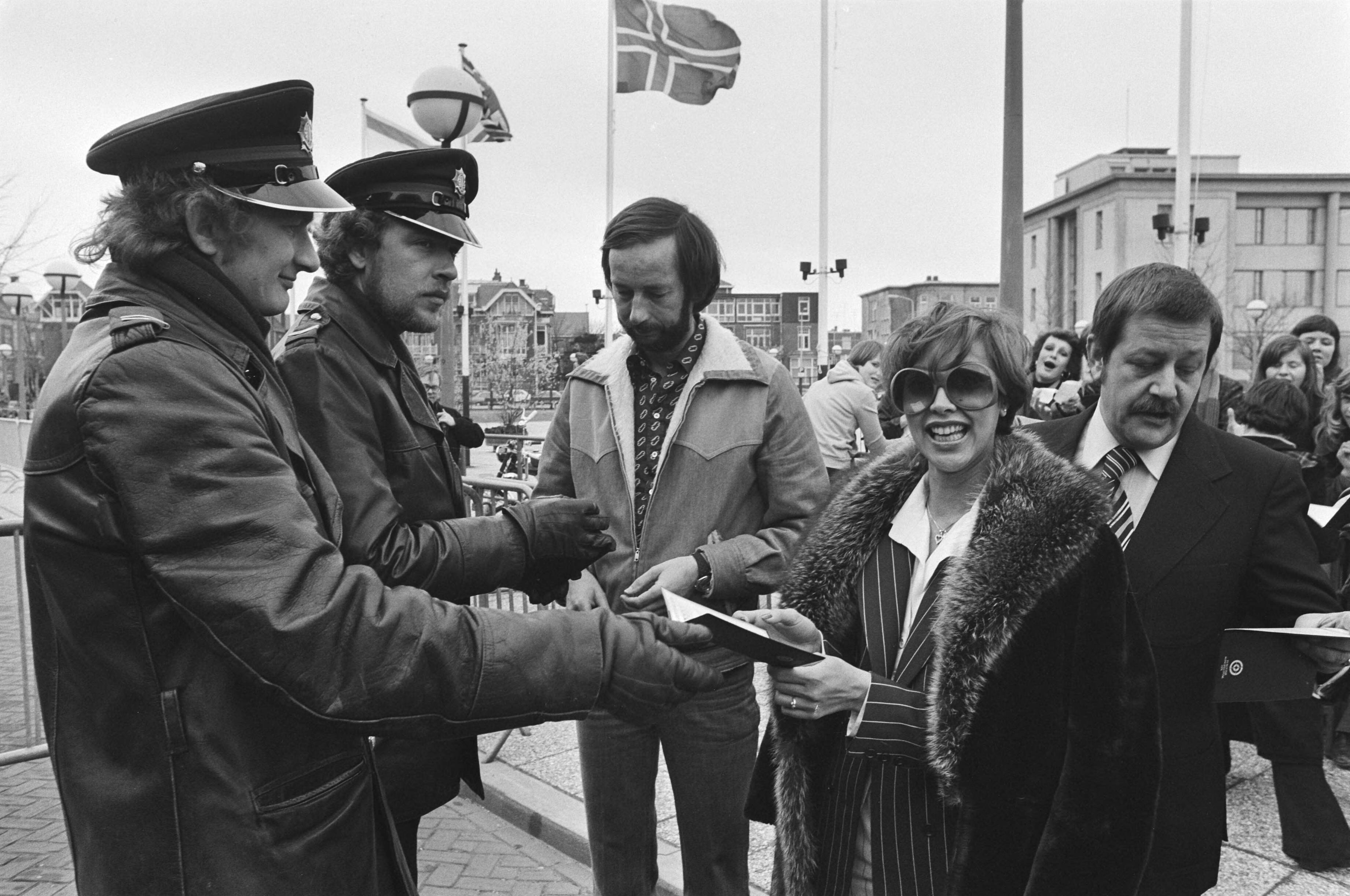 Fotocollectie Anefo — Voorbereiding Eurovisie Songfestival Den Haag ; Sandra toont doorlaatbewijs aan politie — Foto: Mieremet, Rob / Anefo. Licentie: Set B: Rechtenvrij / Publiek Domein. Bron: Nationaal Archief. http://hdl.handle.net/10648/ac806f74-d0b4-102d-bcf8-003048976d84