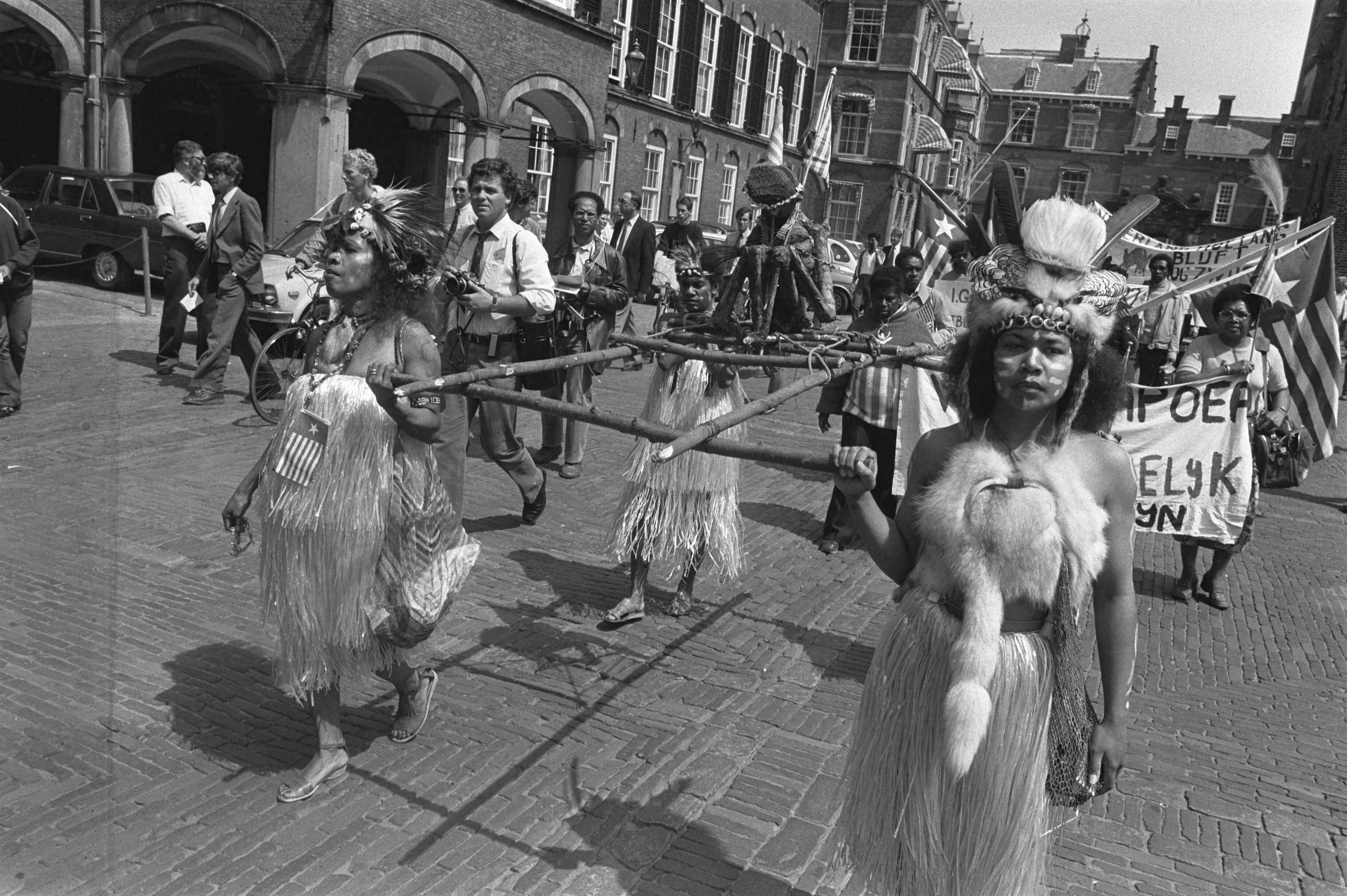 Fotocollectie Anefo — Demonstratie Papoeas op Binnenhof ( Den Haag ) voor onafhankelijkheid West Papoea — Foto: Bogaerts, Rob / Anefo. Licentie: Set B: Rechtenvrij / Publiek Domein. Bron: Nationaal Archief. http://hdl.handle.net/10648/ad193a38-d0b4-102d-bcf8-003048976d84