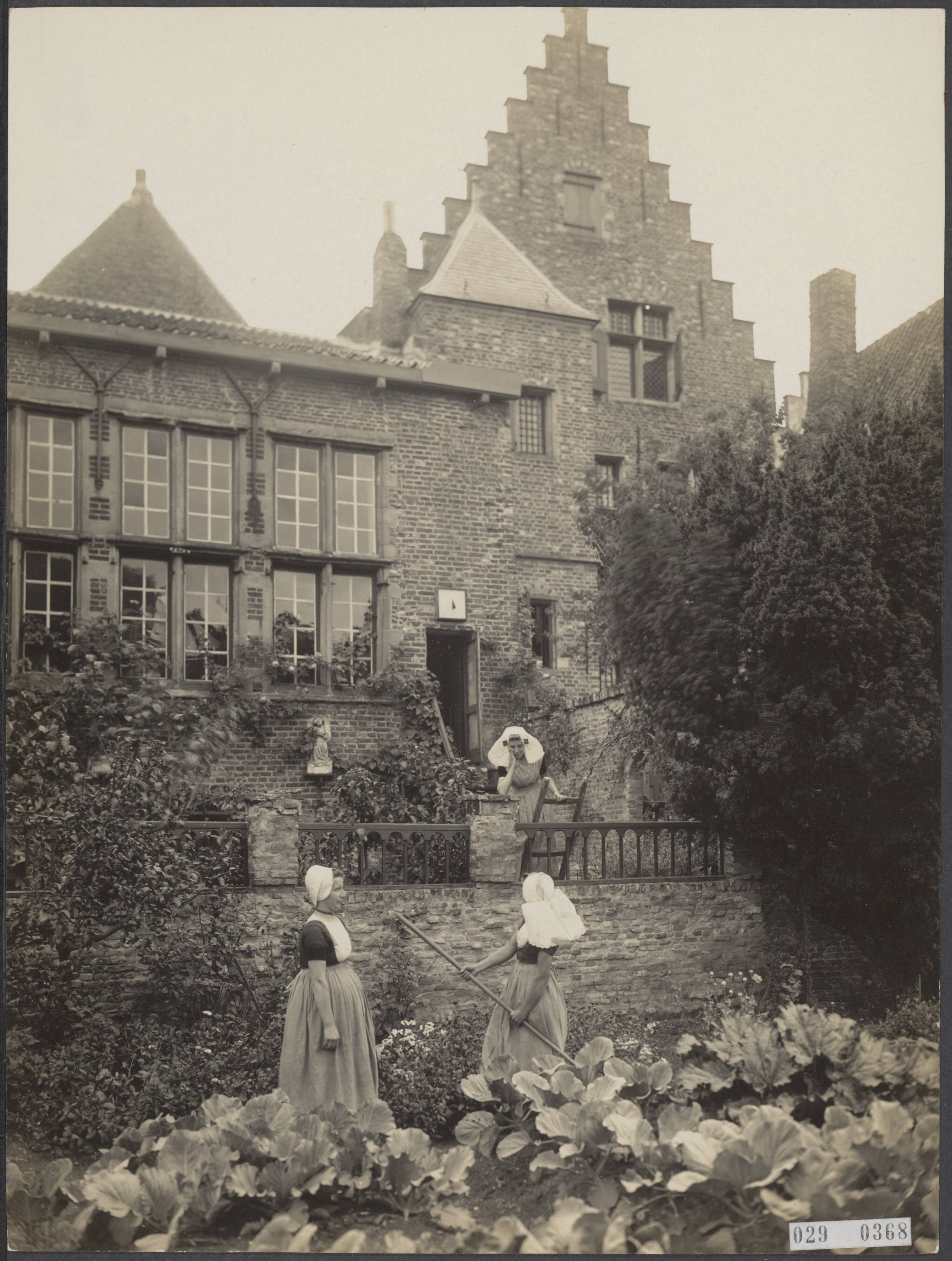 Fotocollectie Elsevier Binnenland — Veere. "Het Lammetje" achterhuis met tuin. — Foto: Favier, Adriaan. Licentie: Set B: Rechtenvrij / Publiek Domein. Bron: Nationaal Archief. http://hdl.handle.net/10648/ade1b8b4-d0b4-102d-bcf8-003048976d84