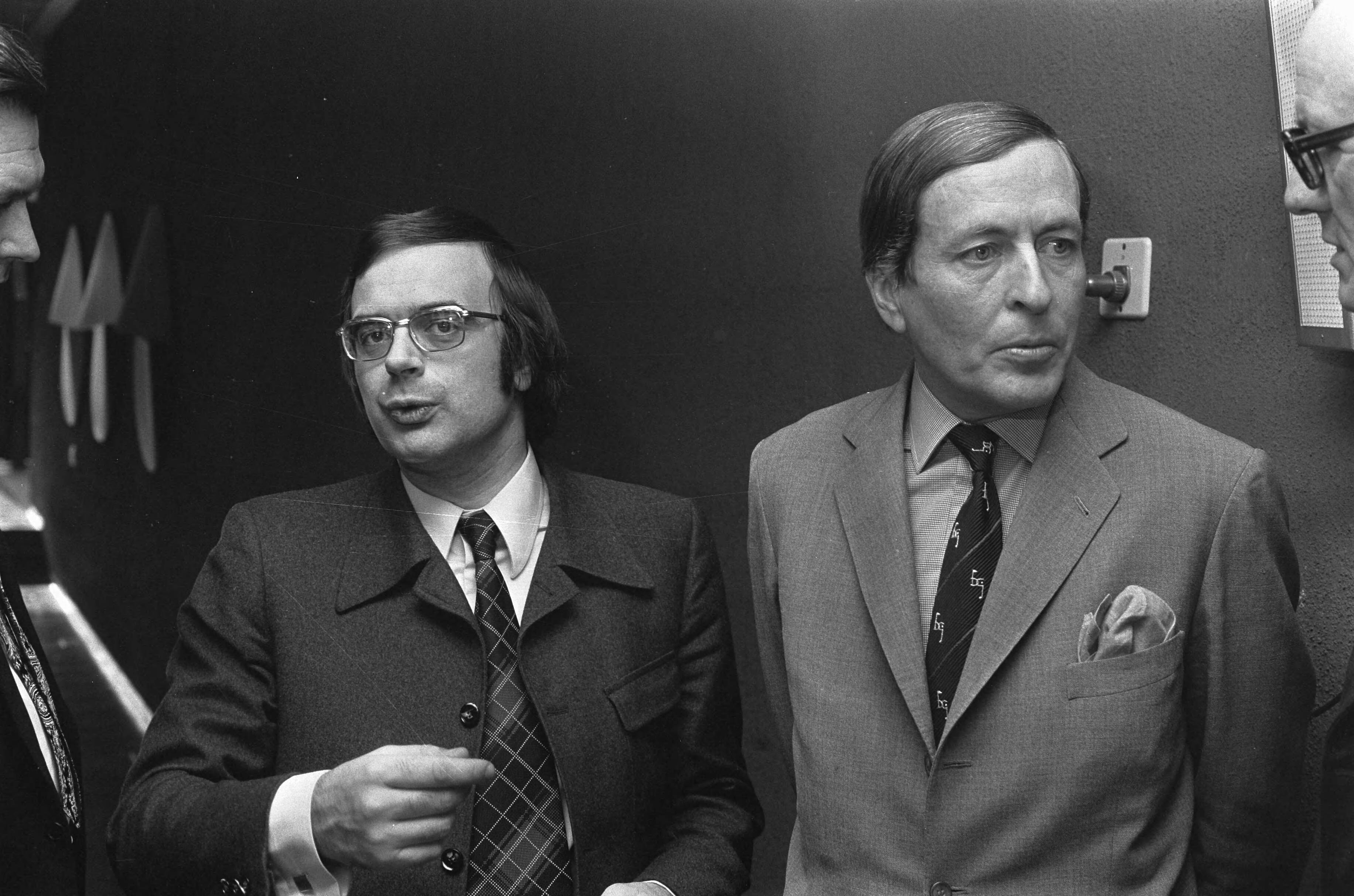 Installatie van de Commissie Voorlichting en Bewustwording Ontwikkelingssamenwerking in Den Haag — Prins Claus (rechts) en minister Pronk — Foto: Fotograaf Onbekend / Anefo. Licentie: Set B: Rechtenvrij / Publiek Domein. Bron: Nationaal Archief. http://hdl.handle.net/10648/ac44b65a-d0b4-102d-bcf8-003048976d84