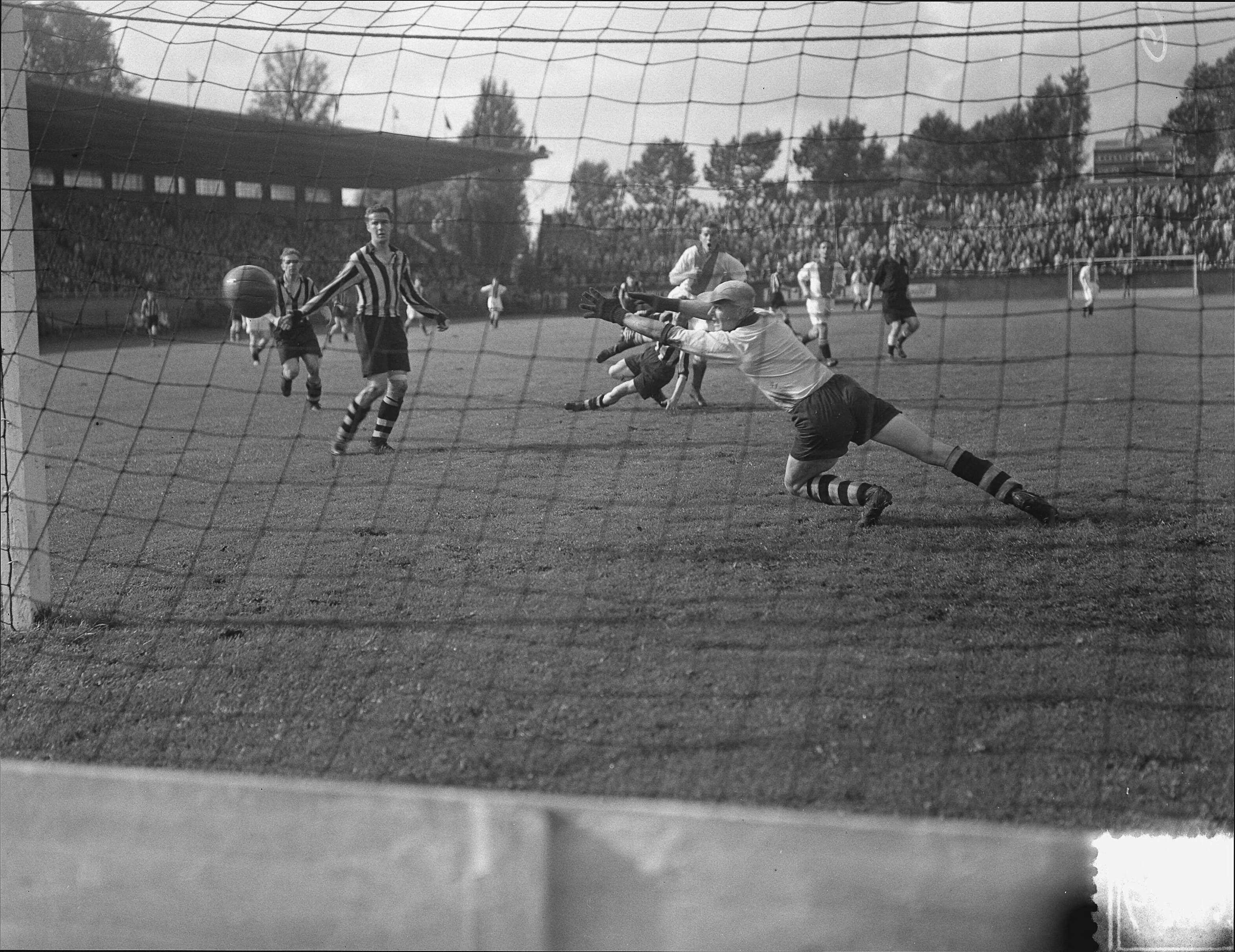 Fotocollectie Anefo — Voetbal. Ajax tegen Veendam (7-1). Doelpunt Ajax — Foto: Bilsen, Joop van / Anefo. Licentie: Set B: Rechtenvrij / Publiek Domein. Bron: Nationaal Archief. http://hdl.handle.net/10648/a92a32f6-d0b4-102d-bcf8-003048976d84