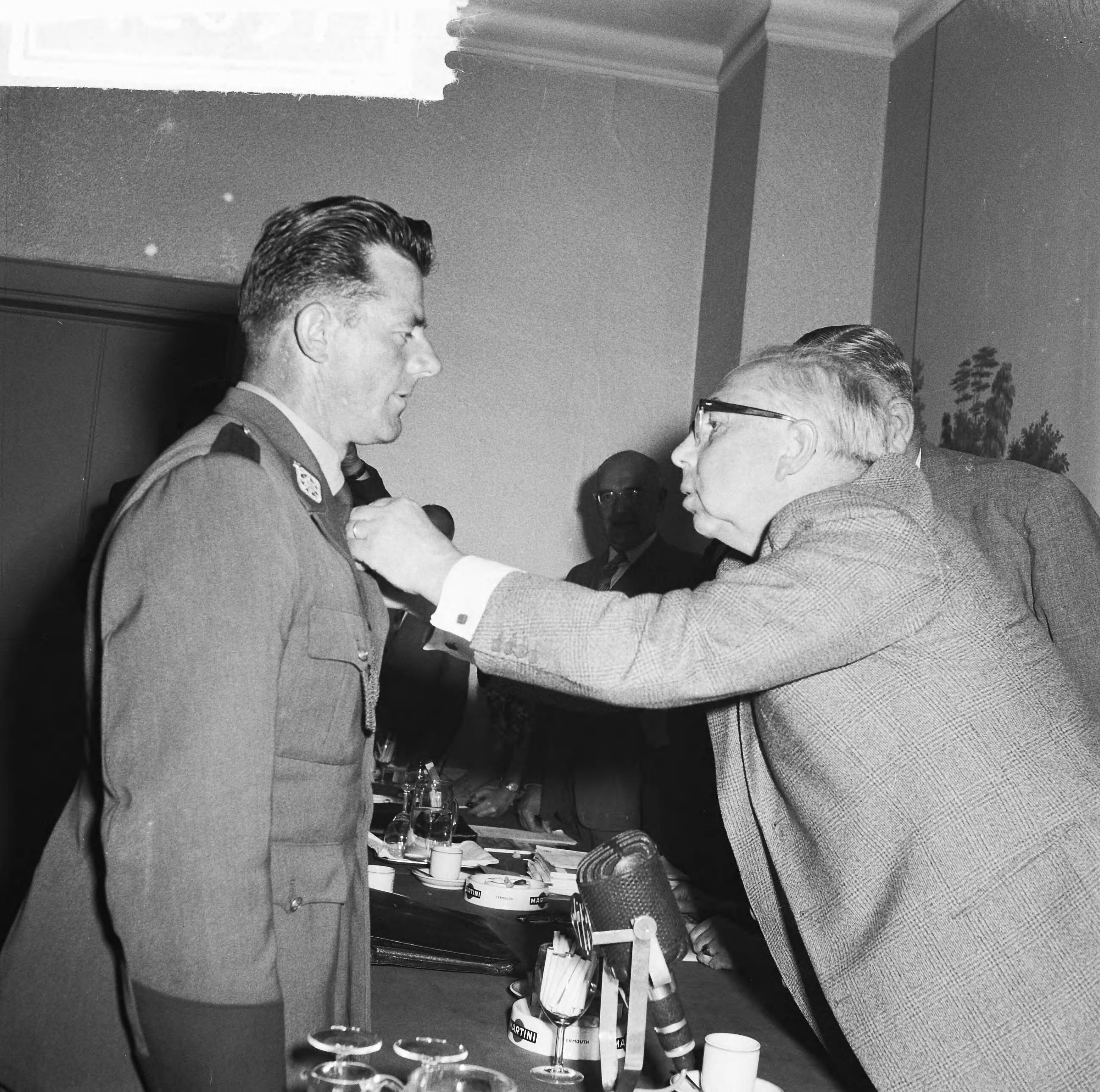 Fotocollectie Anefo — Uitreiking Wegenwacht-Erekruis aan wegenwacht Breunis Post. De voorzitter van de ANWB mr. W.A. Offerhaus reikt medaille uit — Foto: Lindeboom, Henk / Anefo. Licentie: Set B: Rechtenvrij / Publiek Domein. Bron: Nationaal Archief. http://hdl.handle.net/10648/a9d9bdc0-d0b4-102d-bcf8-003048976d84