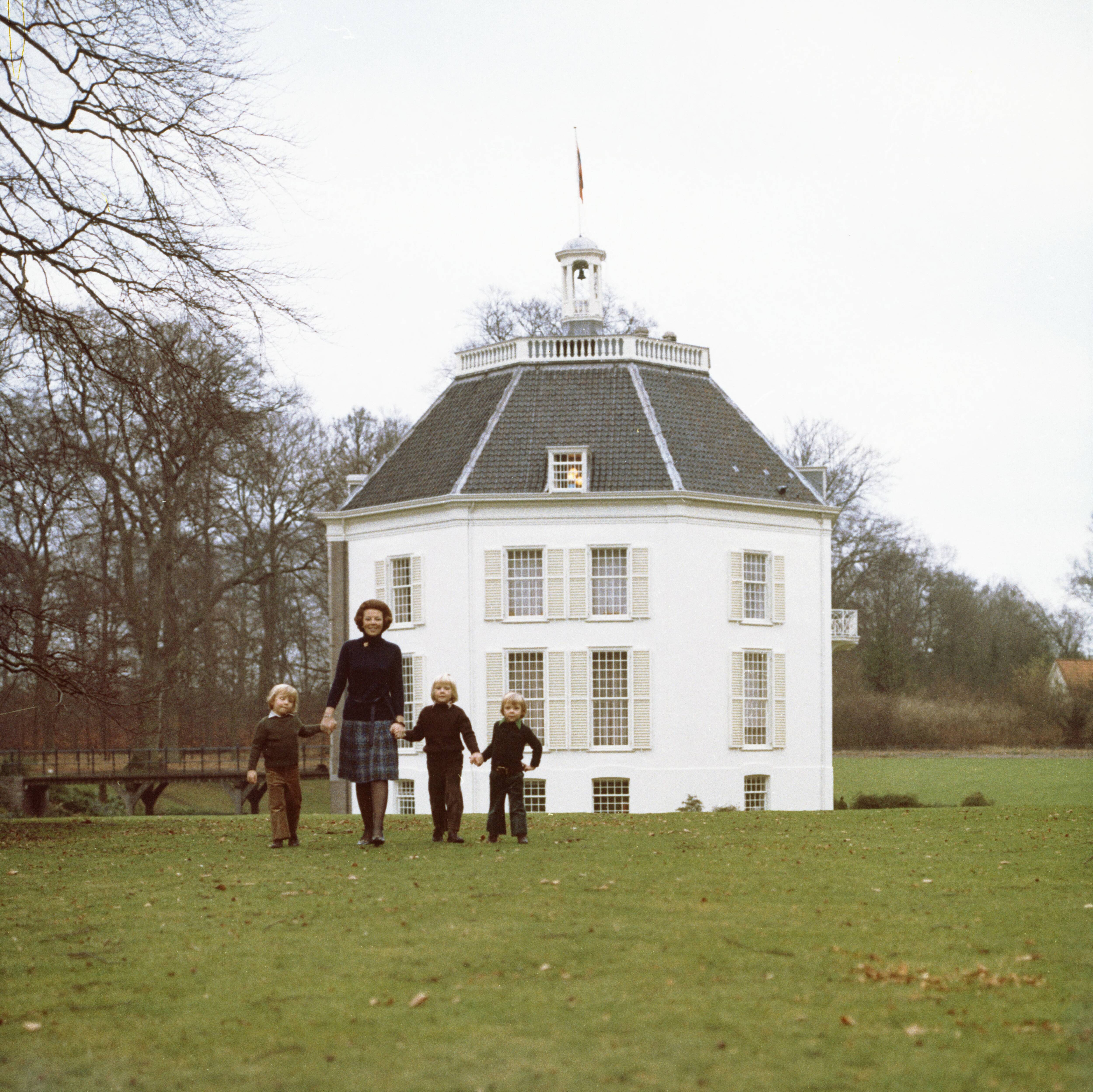 Fotocollectie RVD / Koninklijk Huis — Prinses Beatrix, prins Willem-Alexander, prins Johan Friso en prins Constantijn in de tuin bij kasteel Drakensteyn — Foto: Claus, prins / RVD. Licentie: Set B: Rechtenvrij / Publiek Domein. Bron: Nationaal Archief. http://hdl.handle.net/10648/afaf9f4e-d0b4-102d-bcf8-003048976d84