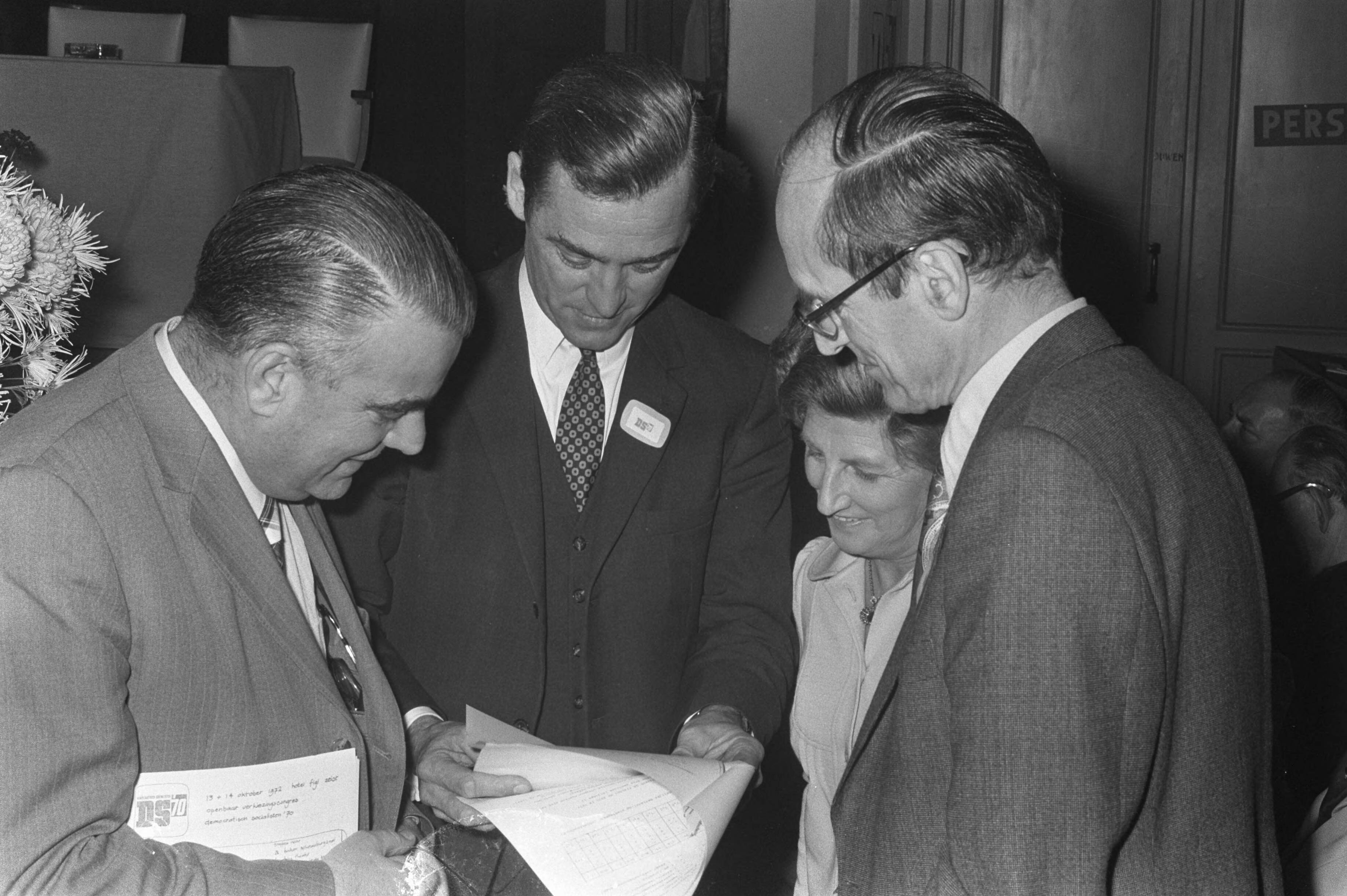 Fotocollectie Anefo — DS70-congres in Zeist, v.l.n.r. fractieleider Berger, ex-minister De Brauw , ex-staatssecretaris Van Veenendaal en ex-minister Drees jr / — Foto: Verhoeff, Bert / Anefo. Licentie: Set B: Rechtenvrij / Publiek Domein. Bron: Nationaal Archief. http://hdl.handle.net/10648/abf952c8-d0b4-102d-bcf8-003048976d84
