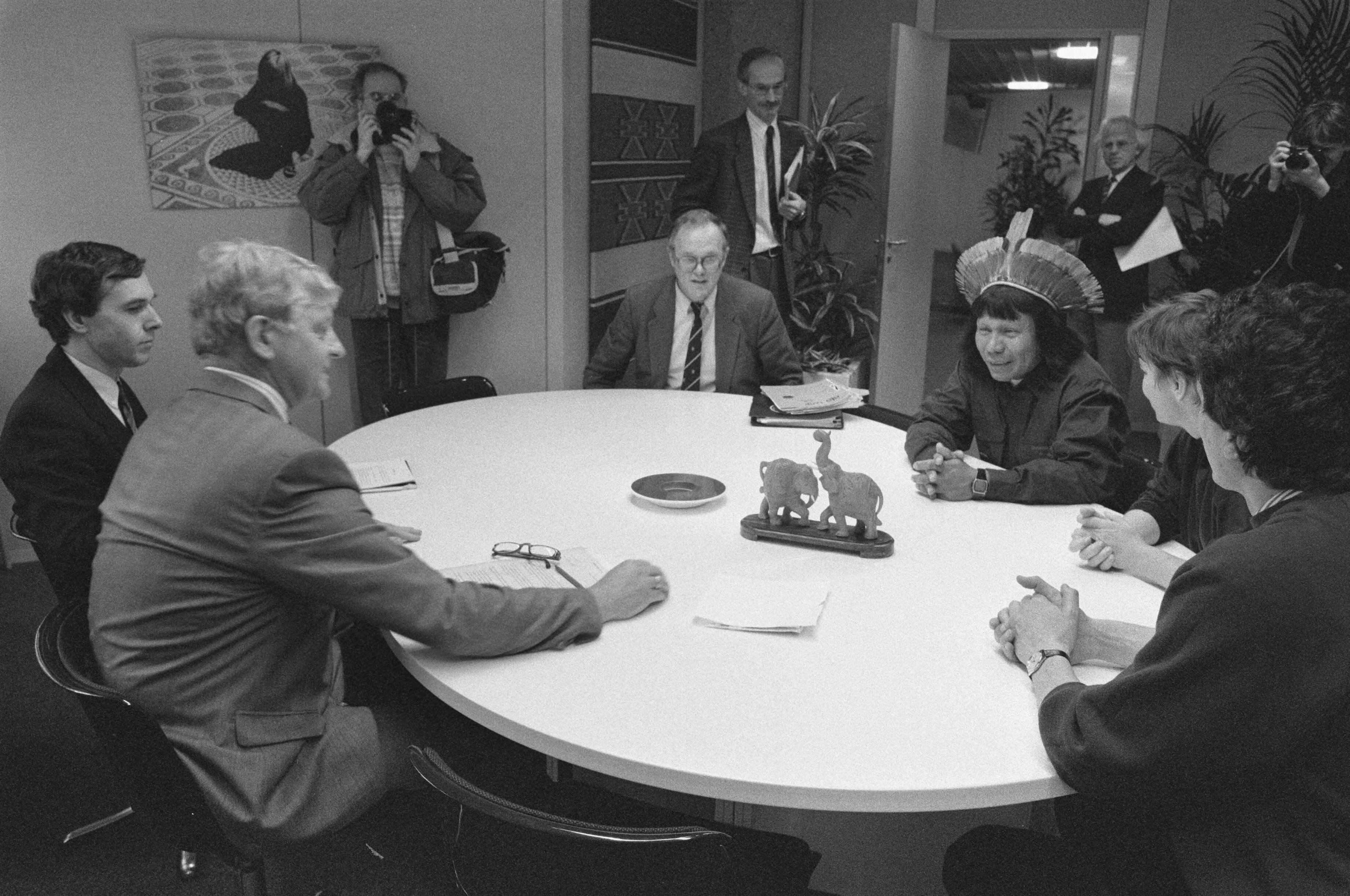 Fotocollectie Anefo — Braziliaanse Indiaan in Den Haag bij minister Bukman — Foto: Croes, Rob C. / Anefo. Licentie: Set B: Rechtenvrij / Publiek Domein. Bron: Nationaal Archief. http://hdl.handle.net/10648/ad6ebc56-d0b4-102d-bcf8-003048976d84