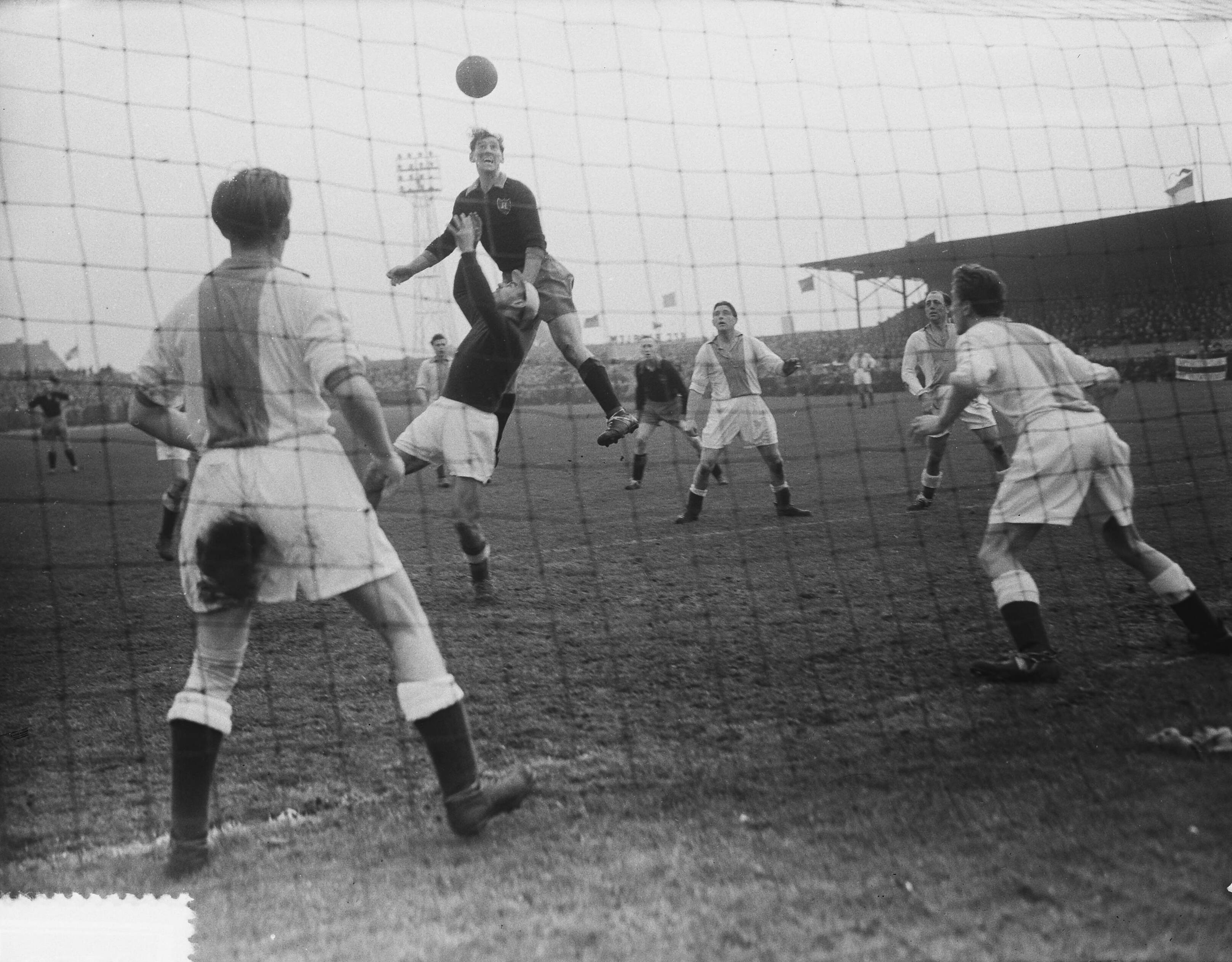 Fotocollectie Anefo — Voetbal. Haarlem tegen De Volewijckers (1-0). Spelmoment voor het doel van de Volewijckers — Foto: Oorschot, […] van / Anefo. Licentie: Set B: Rechtenvrij / Publiek Domein. Bron: Nationaal Archief. http://hdl.handle.net/10648/a8f3df76-d0b4-102d-bcf8-003048976d84