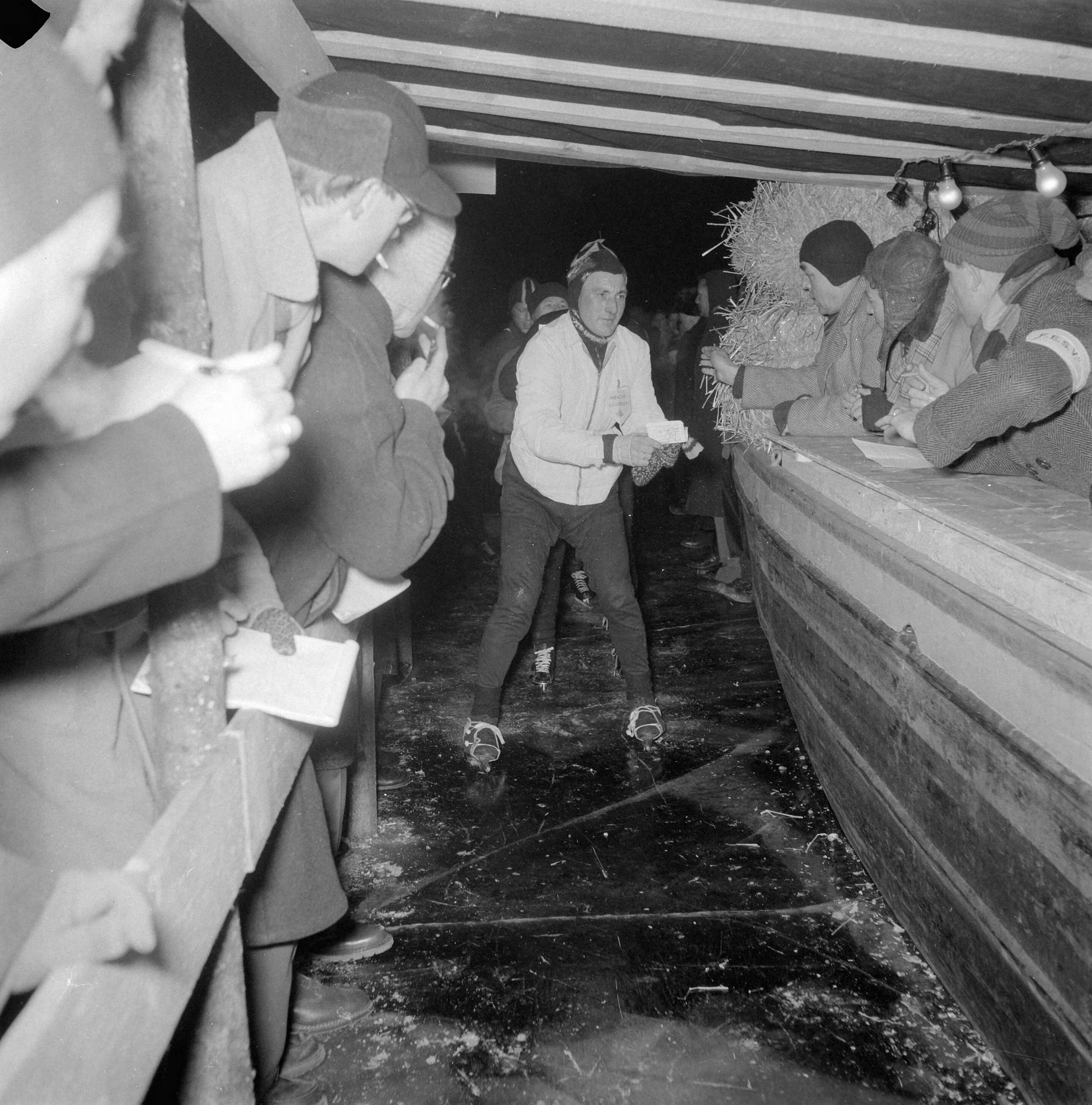 Elfstedentocht 1954 — Elfstedentocht. Vertrek van de deelnemers uit Leeuwarden — Foto: Noske, J.D. / Anefo. Licentie: Set B: Rechtenvrij / Publiek Domein. Bron: Nationaal Archief. http://hdl.handle.net/10648/a91c4e52-d0b4-102d-bcf8-003048976d84