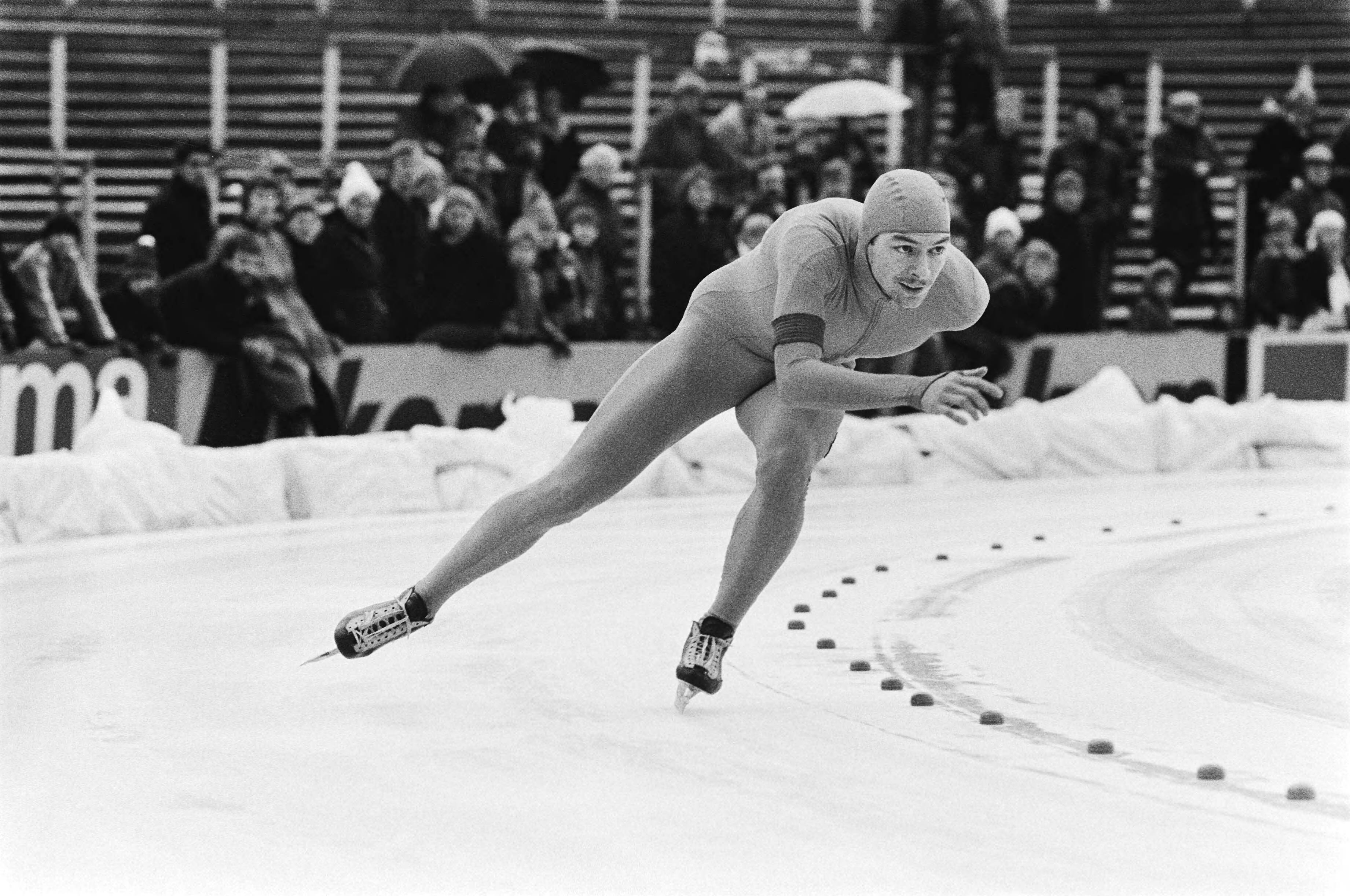 Fotocollectie Anefo — Nederlandse kampioenschappen schaatsen heren allround in Den Haag. Hilbert van der Duim in actie — Foto: Suyk, Koen / Anefo. Licentie: Set B: Rechtenvrij / Publiek Domein. Bron: Nationaal Archief. http://hdl.handle.net/10648/acd7a992-d0b4-102d-bcf8-003048976d84