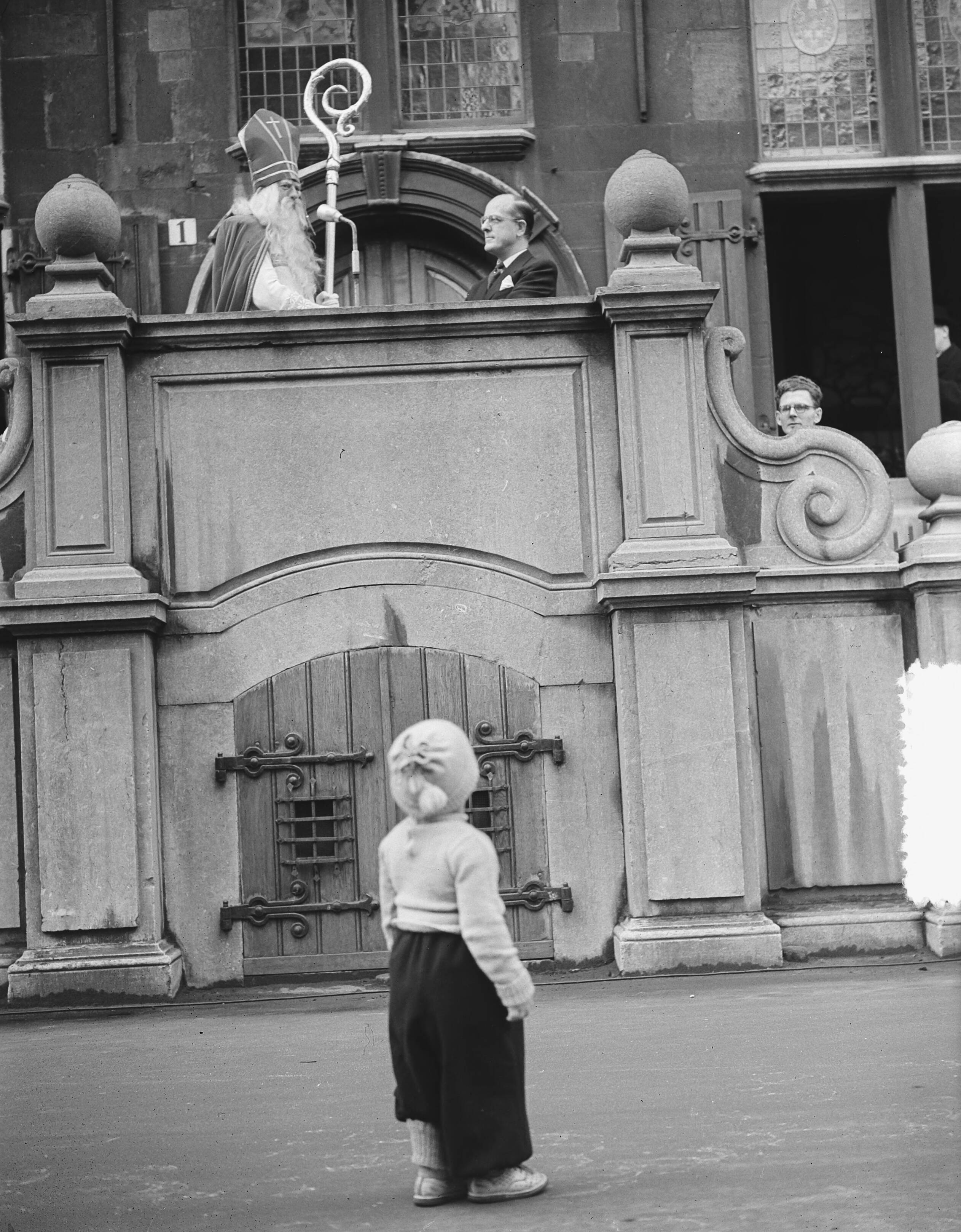 Intocht Sint-Nicolaas te Den Haag (1951) — Intocht Sint Nicolaas te Den Haag — Foto: Bilsen, Joop van / Anefo. Licentie: Set B: Rechtenvrij / Publiek Domein. Bron: Nationaal Archief. http://hdl.handle.net/10648/a8f22514-d0b4-102d-bcf8-003048976d84