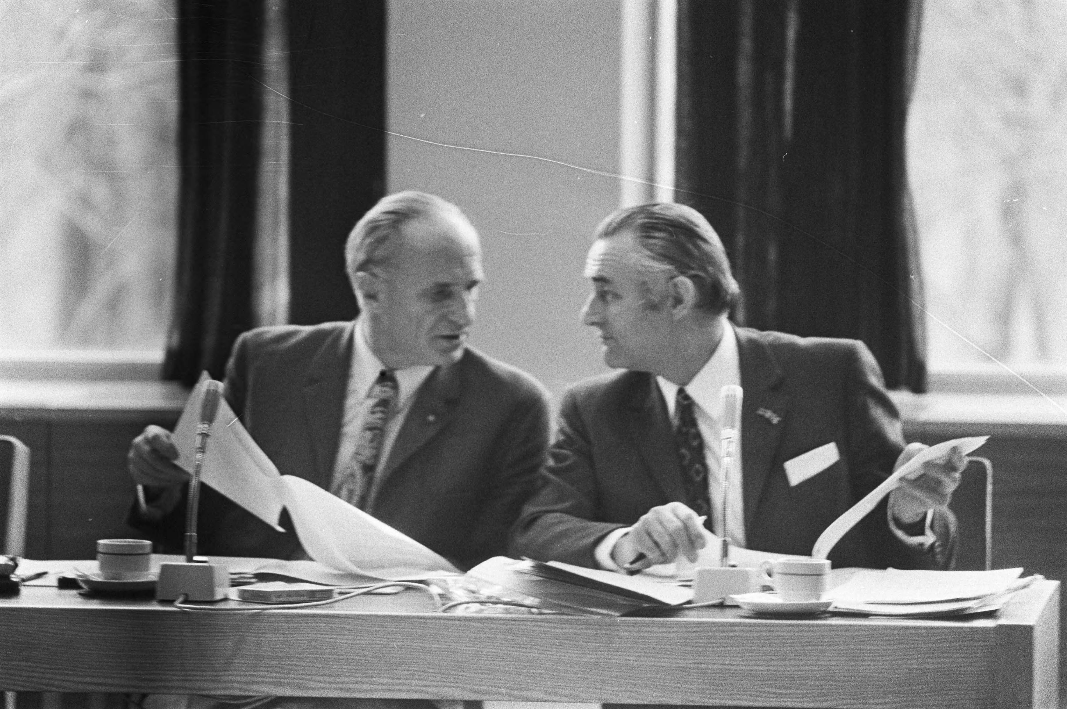 Fotocollectie Anefo — Openbare bestuursvergadering van Landbouwschap in SER-geb Den Haag — Foto: Peters, Hans / Anefo. Licentie: Set B: Rechtenvrij / Publiek Domein. Bron: Nationaal Archief. http://hdl.handle.net/10648/abd97688-d0b4-102d-bcf8-003048976d84