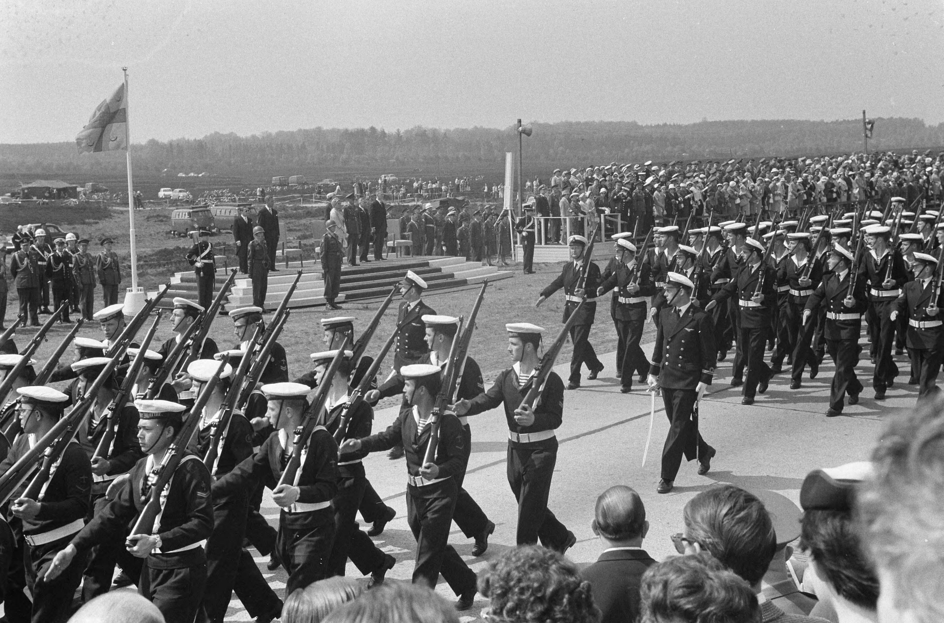 Fotocollectie Anefo — Militaire parade bij Ede voor koningin Juliana en prins Bernhard — Foto: Pot, Harry / Anefo. Licentie: Set B: Rechtenvrij / Publiek Domein. Bron: Nationaal Archief. http://hdl.handle.net/10648/a9ae05f4-d0b4-102d-bcf8-003048976d84