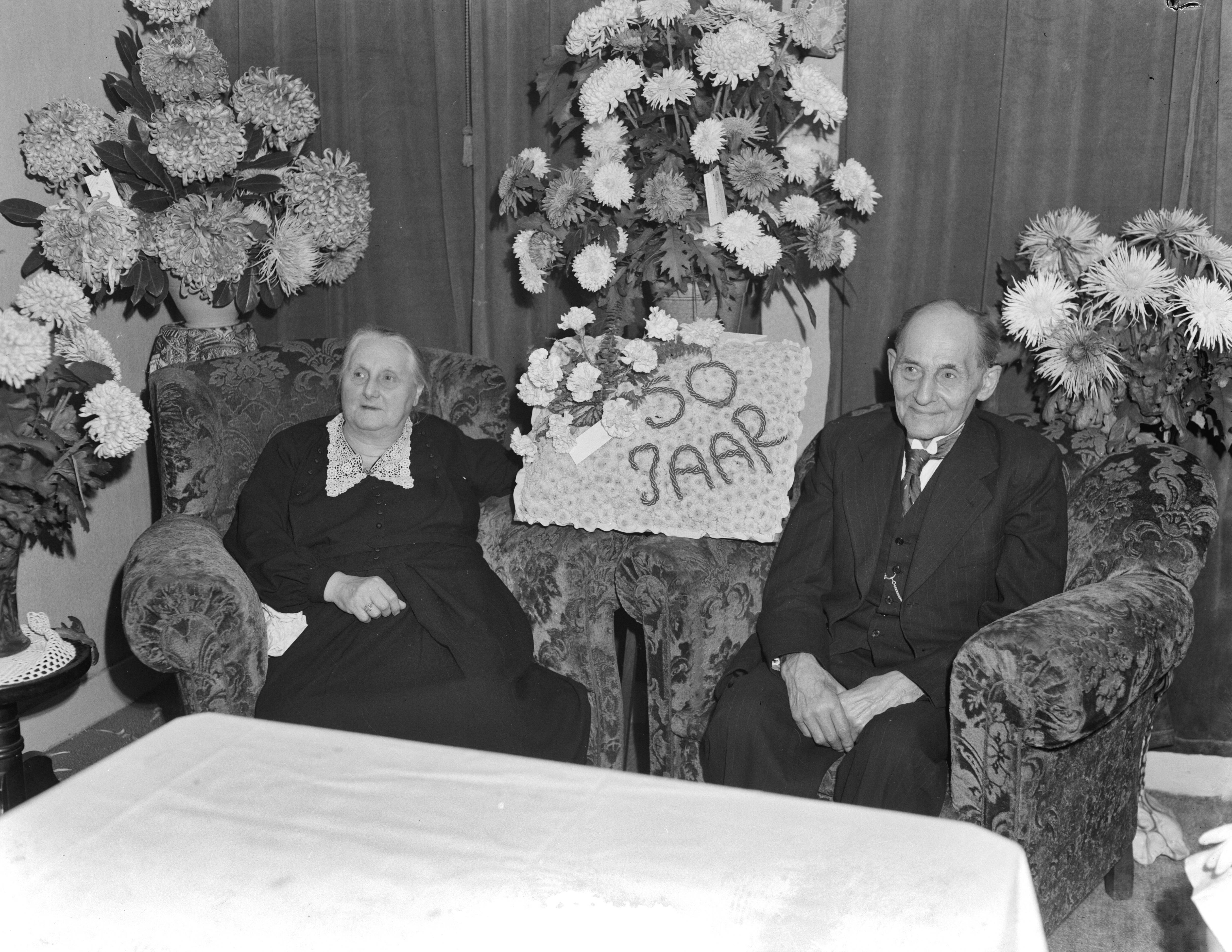 Fotocollectie Anefo — Echtpaar De Graaff uit Den Haag vieren 50 jarig huwelijk. Het Bruidspaar — Foto: Consenheim, Wim / Anefo. Licentie: Set B: Rechtenvrij / Publiek Domein. Bron: Nationaal Archief. http://hdl.handle.net/10648/a901ee40-d0b4-102d-bcf8-003048976d84
