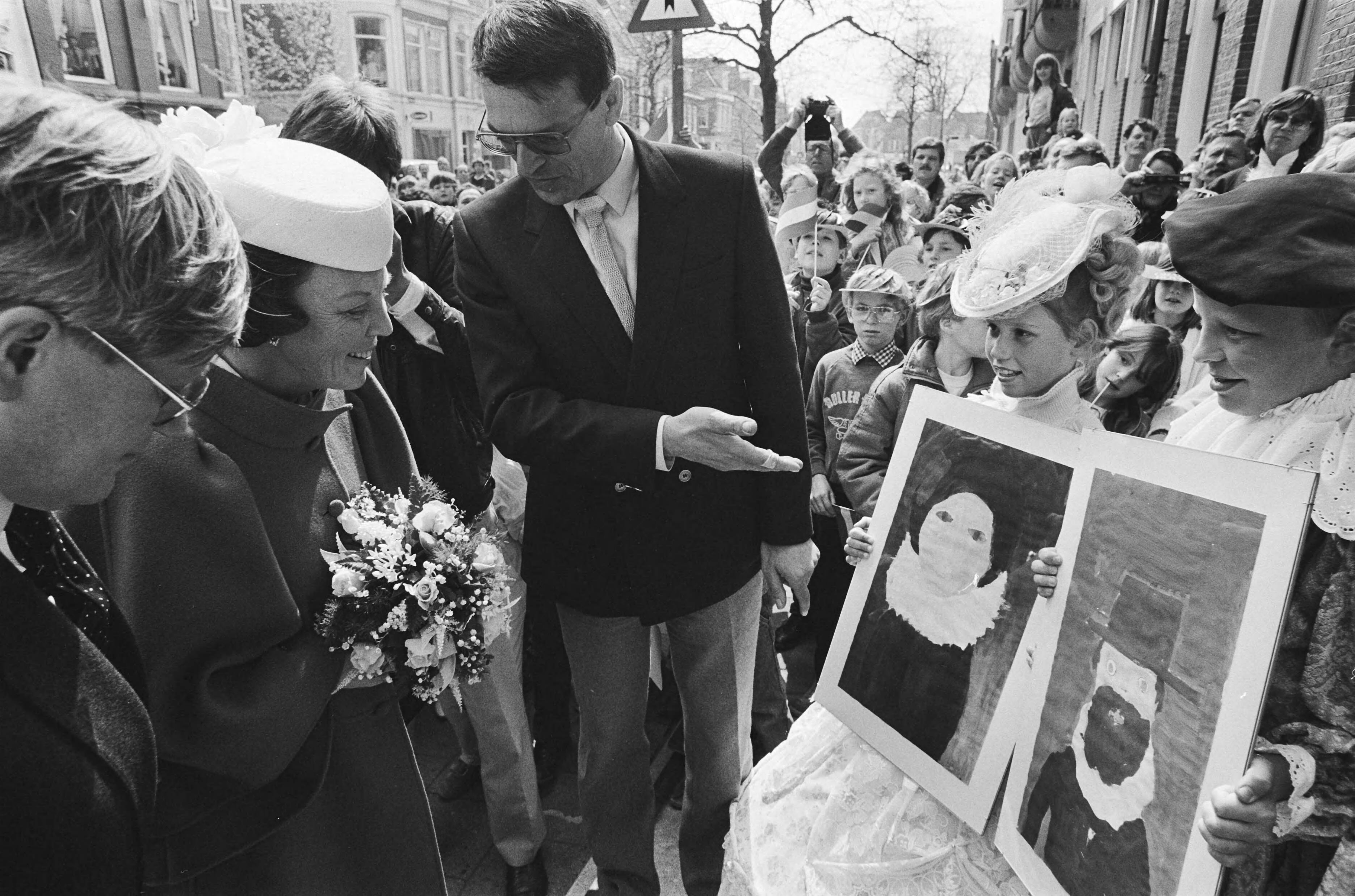 Fotocollectie Anefo — Koningin Beatrix opent het gerestaureerde provinciehuis te Leeuwarden — Foto: Bogaerts, Rob / Anefo. Licentie: Set B: Rechtenvrij / Publiek Domein. Bron: Nationaal Archief. http://hdl.handle.net/10648/ad46688c-d0b4-102d-bcf8-003048976d84