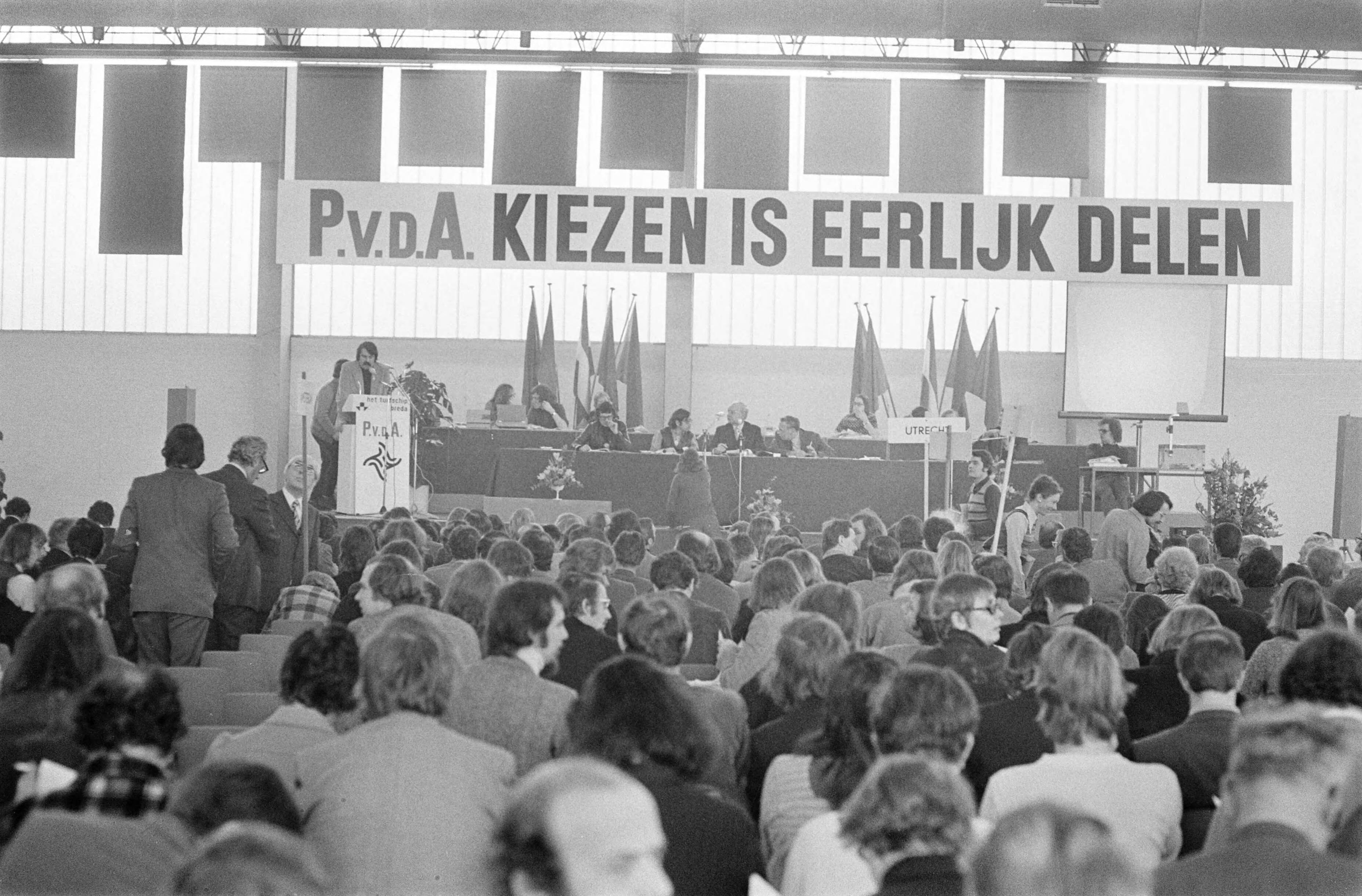 Het PvdA-congres in Breda — Overzicht van het congres — Foto: Fotograaf Onbekend / Anefo. Licentie: Set B: Rechtenvrij / Publiek Domein. Bron: Nationaal Archief. http://hdl.handle.net/10648/ac41fe6a-d0b4-102d-bcf8-003048976d84