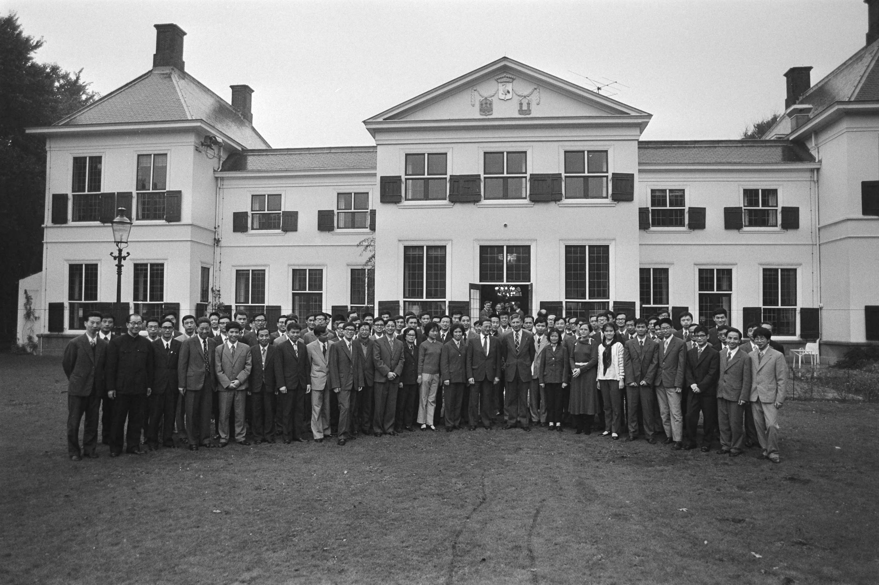 Fotocollectie Anefo — Alle Chinese studenten van Nederlandse Universiteiten en hogescholen te gast bij Premier Van Agt op Catshuis te Den Haag , — Foto: Antonisse, Marcel / Anefo. Licentie: Set B: Rechtenvrij / Publiek Domein. Bron: Nationaal Archief. http://hdl.handle.net/10648/aceb0d66-d0b4-102d-bcf8-003048976d84