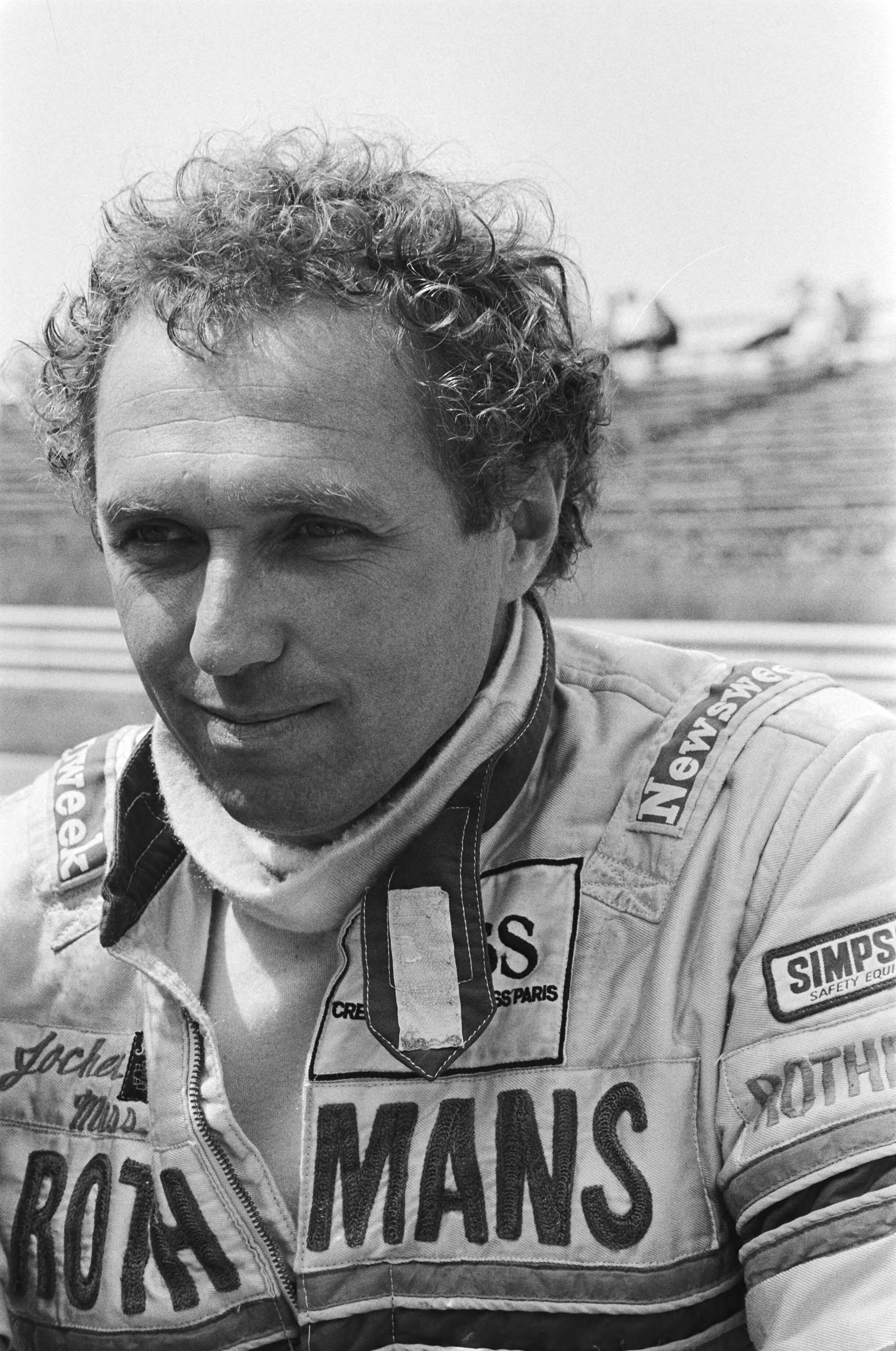 Fotocollectie Anefo — Grand Pris van Nederland te Zandvoort; koppen coureurs, Jochen Mass — Foto: Dijk, Hans van / Anefo. Licentie: Set B: Rechtenvrij / Publiek Domein. Bron: Nationaal Archief. http://hdl.handle.net/10648/ad1ac7cc-d0b4-102d-bcf8-003048976d84