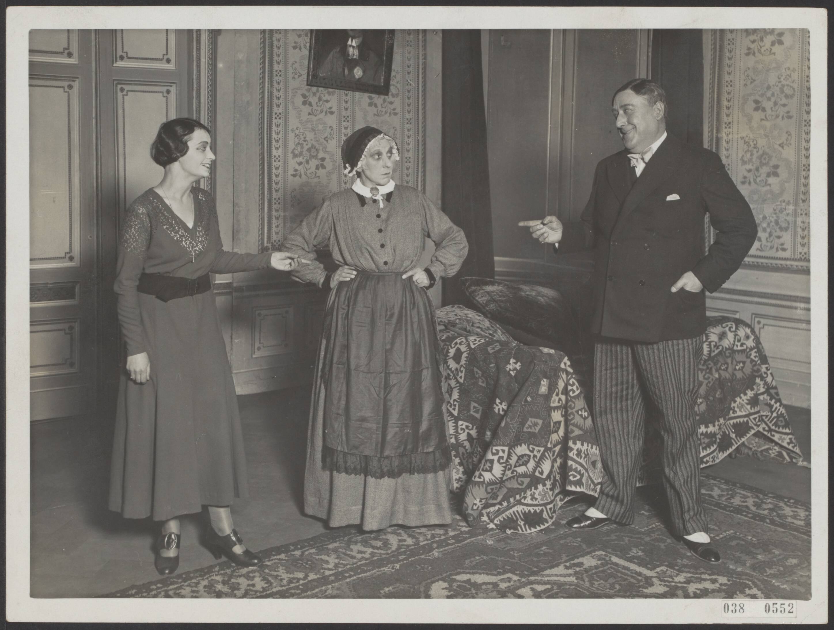 Fotocollectie Elsevier Binnenland — Generale repetitie van "Een vriend uit Amerika" door het Schouwtoneel, waarvan hedenavond de première gaat in de Stadsschouwburg te Utrecht. Regie Ko van Dijk. Scene uit het 2e bedrijf. Vlnr Dogi Rugani, Hes Rijken van Rijk, Ko van Dijk — Foto: N.V. Polygoon. Licentie: Set B: Rechtenvrij / Publiek Domein. Bron: Nationaal Archief. http://hdl.handle.net/10648/adf1ec5c-d0b4-102d-bcf8-003048976d84