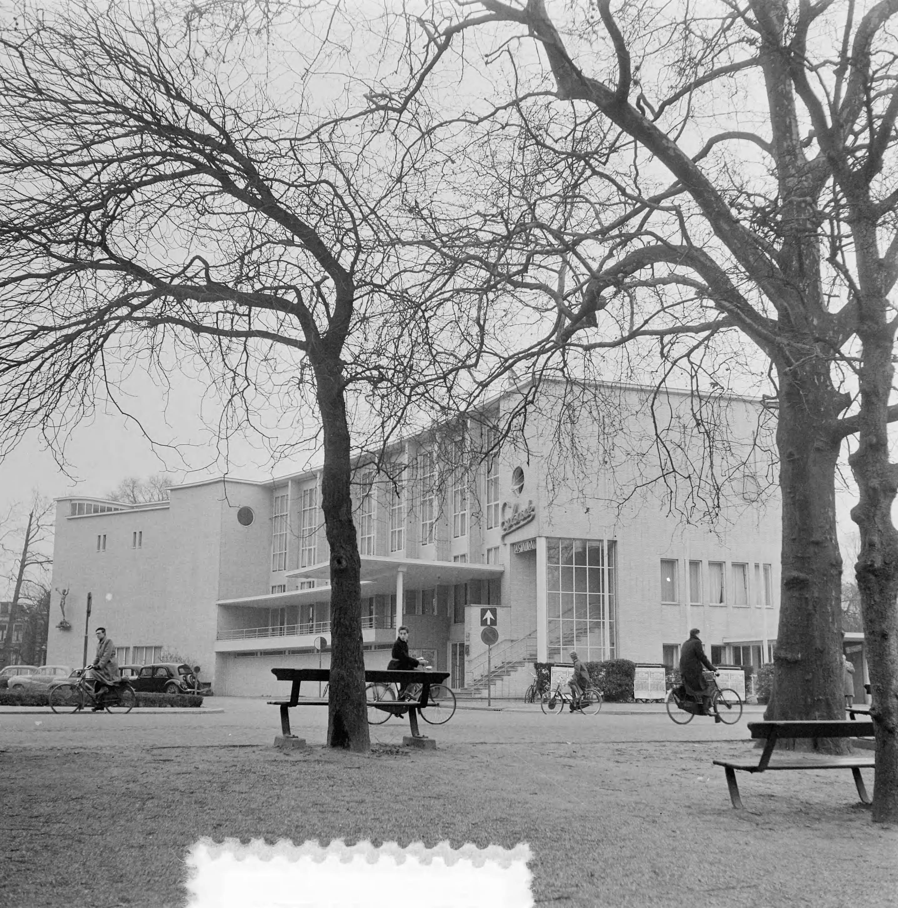 Stadsgezichten Utrecht — Stadsgezichten Utrecht. Stadsschouwburg op het Lucasbolwerk — Foto: Noske, J.D. / Anefo. Licentie: Set B: Rechtenvrij / Publiek Domein. Bron: Nationaal Archief. http://hdl.handle.net/10648/a91b7b44-d0b4-102d-bcf8-003048976d84