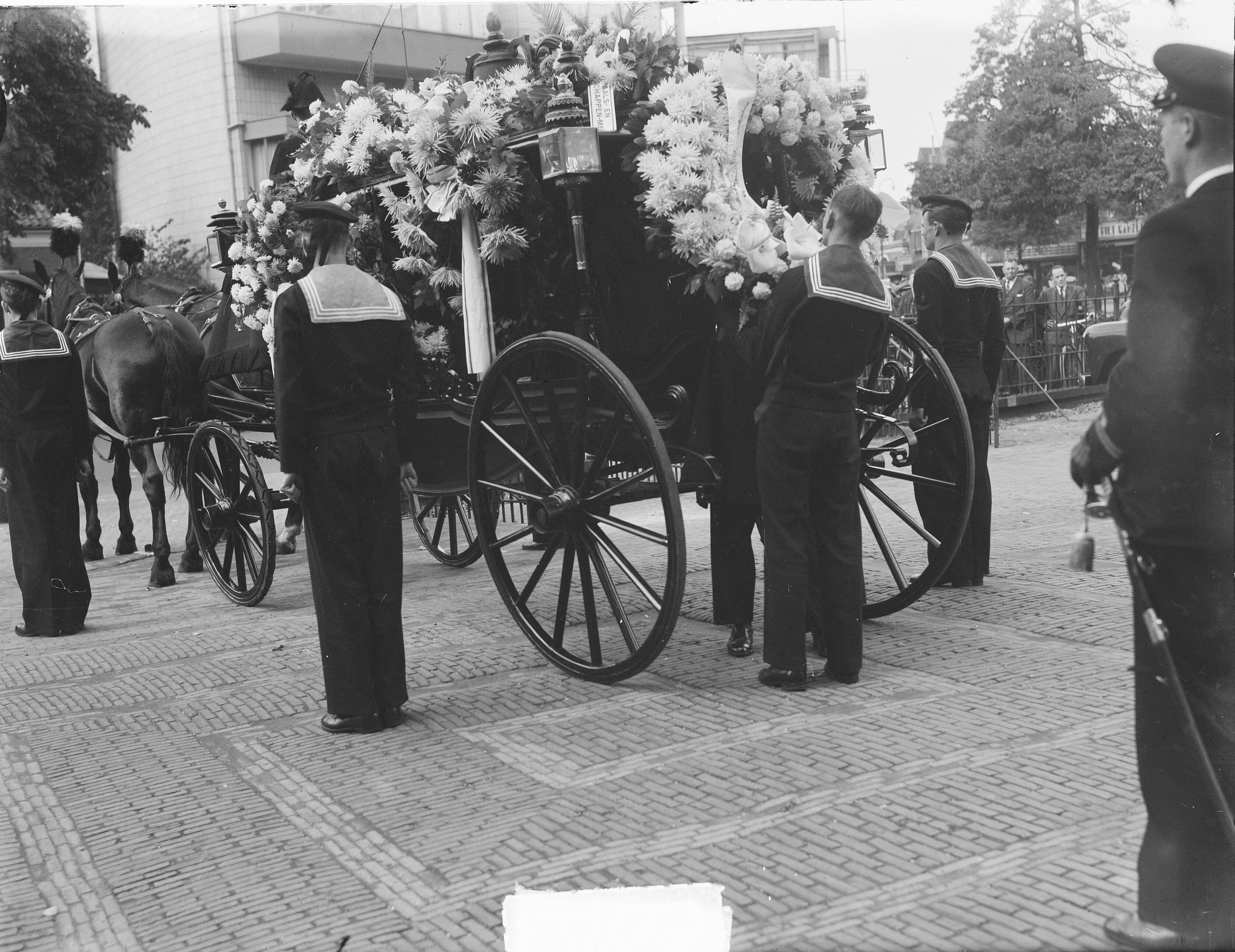 Begrafenis van leerling-vlieger Nicolai te Hilversum — Foto: Steenkamp, […] / Anefo. — Licentie: Set B: Rechtenvrij / Publiek Domein. Bron: Nationaal Archief. http://hdl.handle.net/10648/a8be1710-d0b4-102d-bcf8-003048976d84