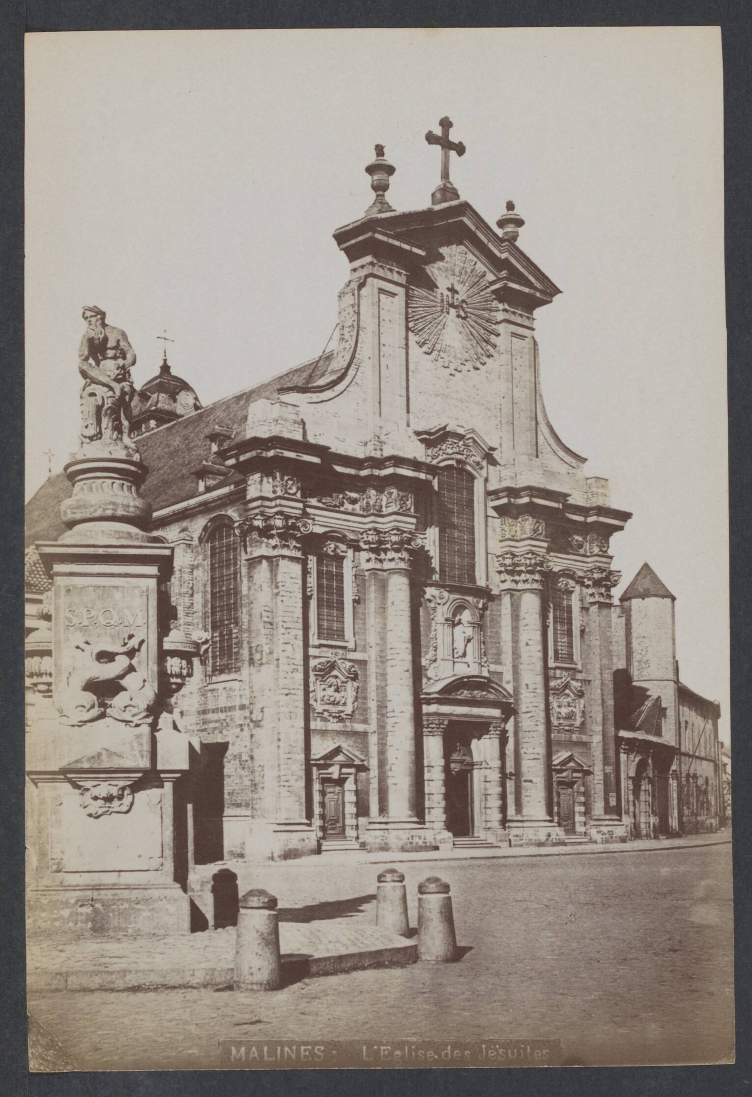 Mechelen — Mechelen. Sint-Petrus-en-Pauluskerk gezien vanaf de Veemarkt met links de Neptunusfontein — Foto: Onbekend / Publiek Domein of Rechtenvrij. Licentie: Set B: Rechtenvrij / Publiek Domein. Bron: Nationaal Archief. http://hdl.handle.net/10648/57542b01-5bef-6bcd-1cfe-9a837260607e