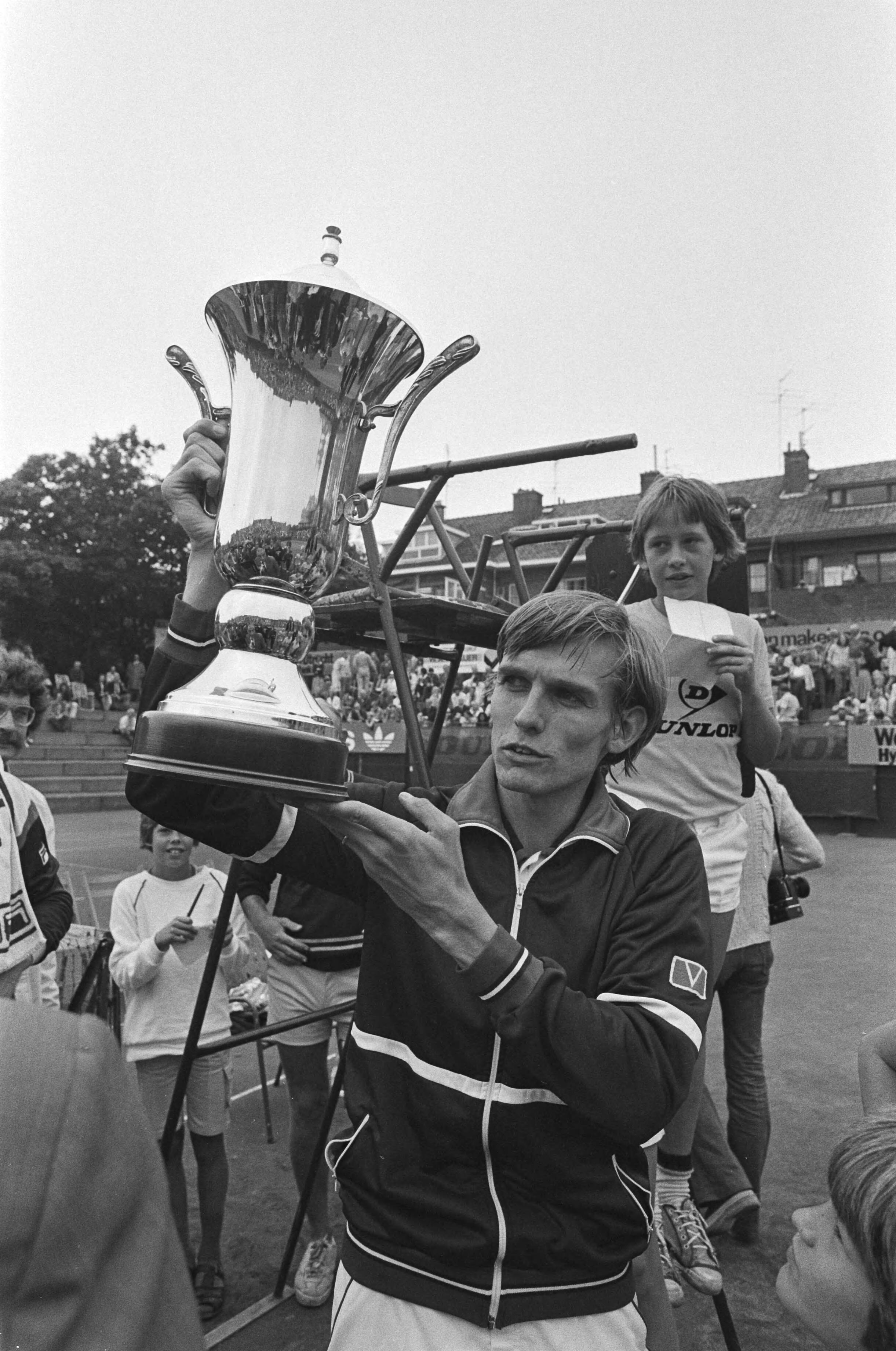 Nationale Kampioenschappen Tennis 1979 Scheveningen — Louk Sanders met de beker — Foto: Dijk, Hans van / Anefo. Licentie: Set B: Rechtenvrij / Publiek Domein. Bron: Nationaal Archief. http://hdl.handle.net/10648/accf7268-d0b4-102d-bcf8-003048976d84