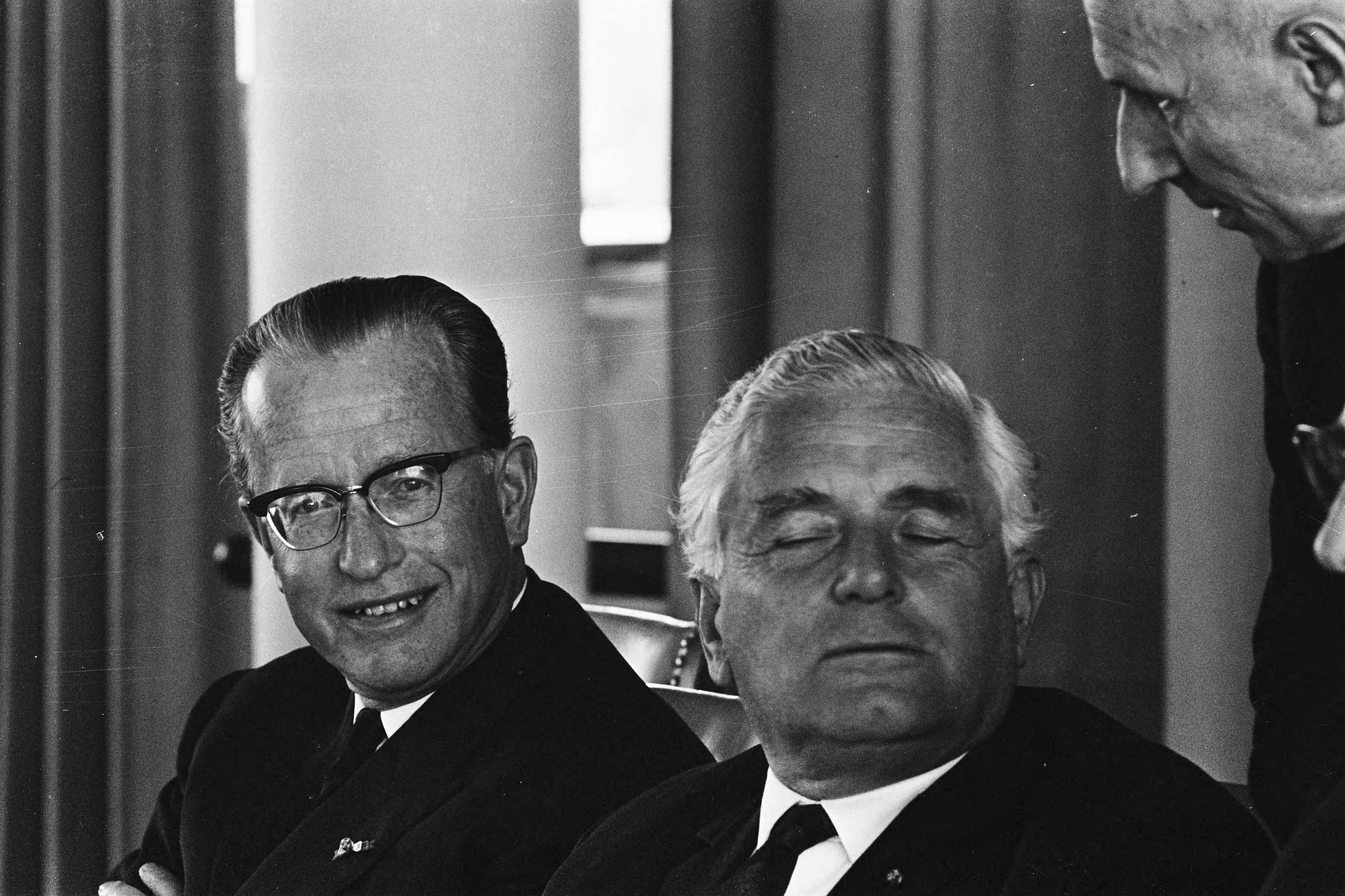 Fotocollectie Anefo — Aandeelhoudersvergadering KLM te Den Haag , achter directietafel v.l.n.r. mr. W. A. Steenstra , Toussaint , mr. Alberda en dr. Van der Wal — Foto: Pot, Harry / Anefo. Licentie: Set B: Rechtenvrij / Publiek Domein. Bron: Nationaal Archief. http://hdl.handle.net/10648/aa69361c-d0b4-102d-bcf8-003048976d84