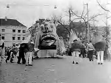 Fotocollectie Anefo — Carnavaloptocht in Maastricht — Foto: Rossem, Wim van / Anefo. Licentie: Set B: Rechtenvrij / Publiek Domein. Bron: Nationaal Archief. http://hdl.handle.net/10648/a9759b74-d0b4-102d-bcf8-003048976d84