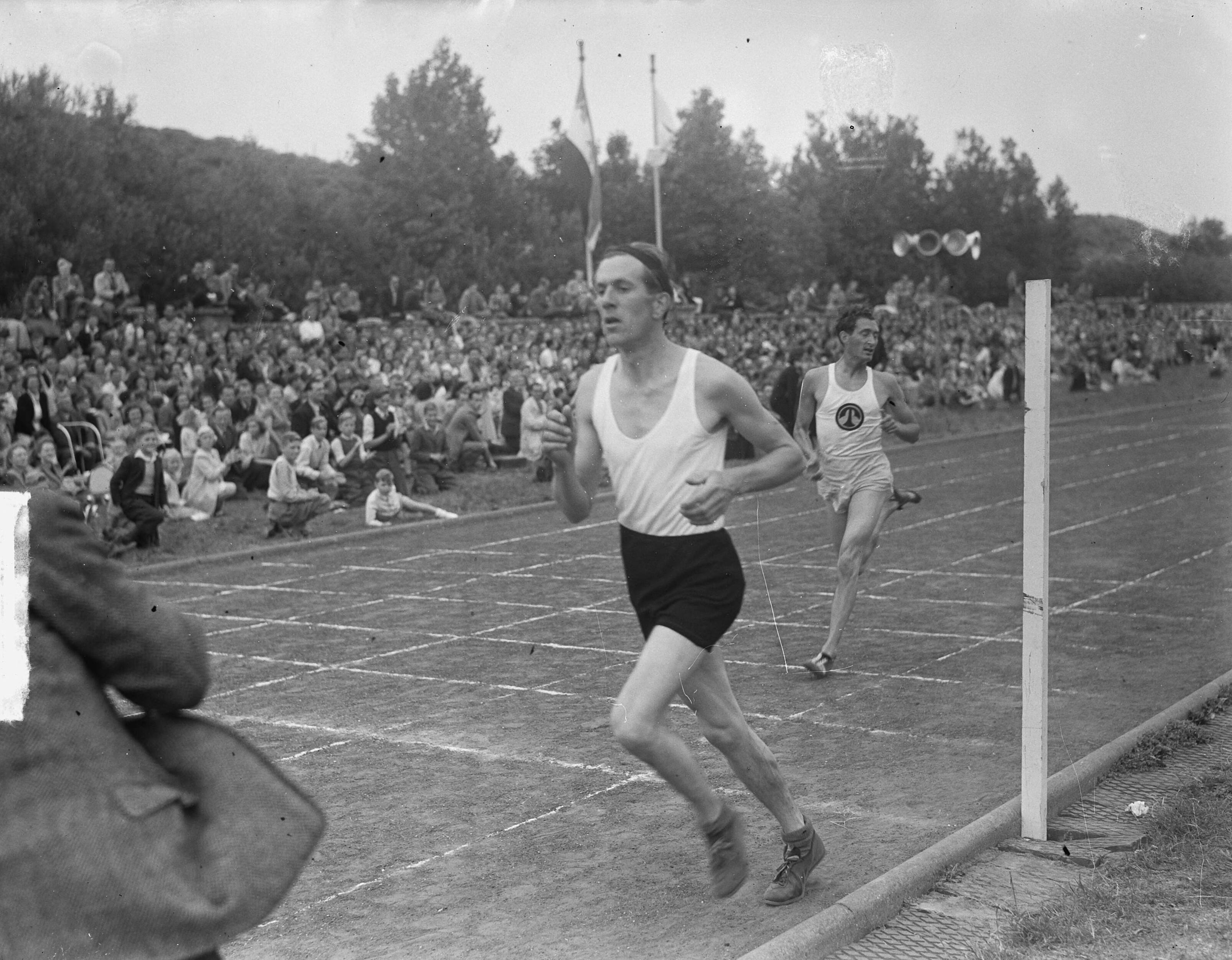 Fotocollectie Anefo — Atletiekkampioenschappen van Nederland in Den Haag. Wim Slijkhuis (rechts) wint de 5000 meter — Foto: Winterbergen, Rolf / Anefo. Licentie: Set B: Rechtenvrij / Publiek Domein. Bron: Nationaal Archief. http://hdl.handle.net/10648/a8cab02e-d0b4-102d-bcf8-003048976d84