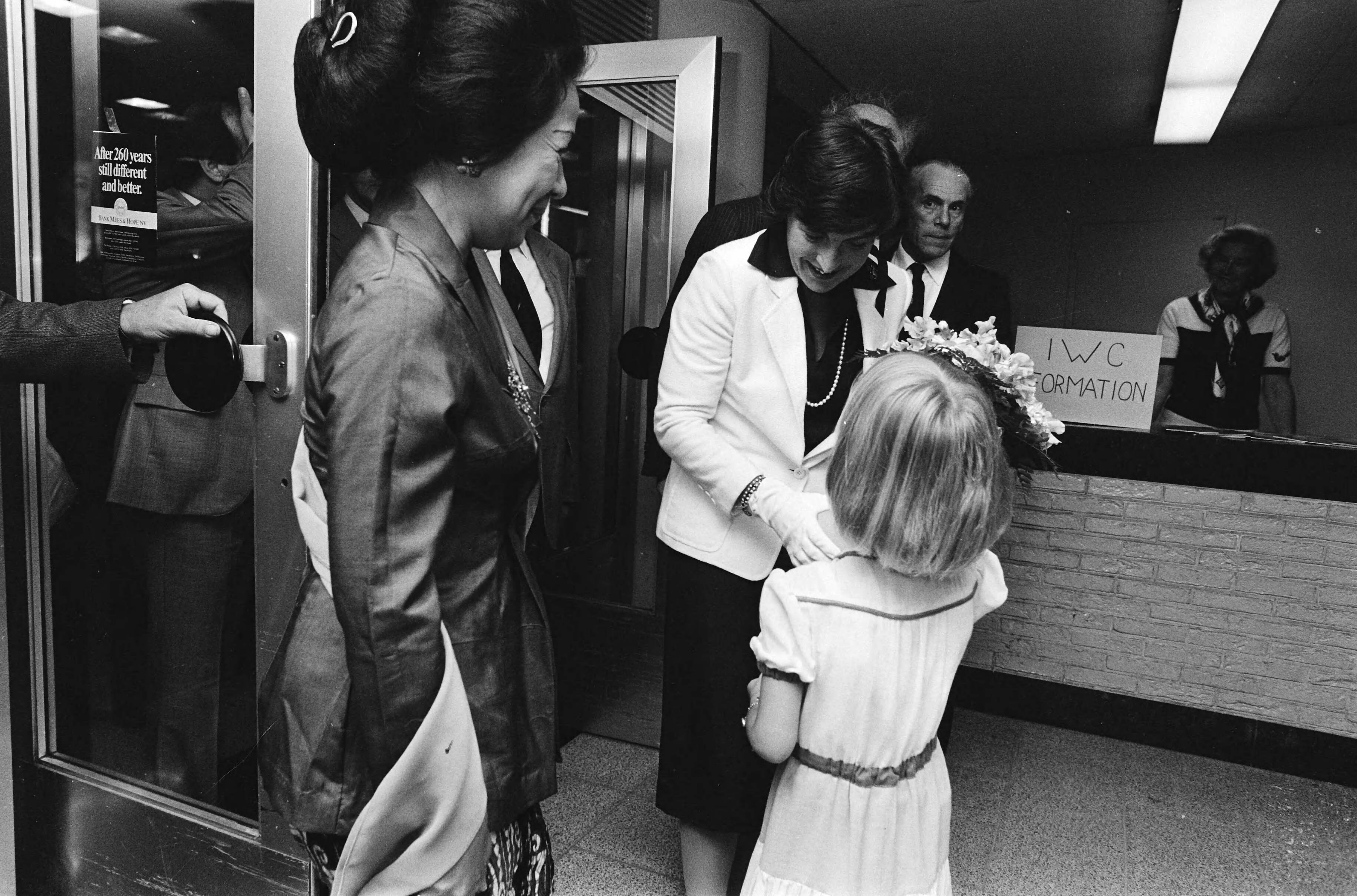 Fotocollectie Anefo — Prinses Margriet opent Bazaar 1980 International Womens Contact in Den Haag Prinses Margriet dochter van burgemeester , Elke Schols 5 jr — Foto: Dijk, Hans van / Anefo. Licentie: Set B: Rechtenvrij / Publiek Domein. Bron: Nationaal Archief. http://hdl.handle.net/10648/ace0fa42-d0b4-102d-bcf8-003048976d84