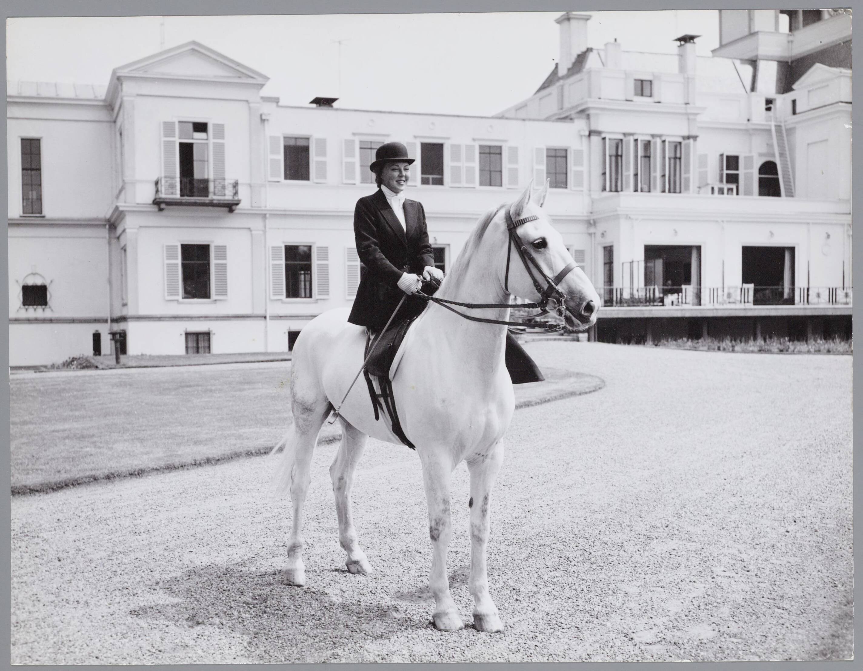 Fotocollectie RVD / Koninklijk Huis — Prinses Beatrix op haar paard bij Paleis Soestdijk — Foto: ANP / RVD of rechtenvrij. Licentie: Set B: Rechtenvrij / Publiek Domein. Bron: Nationaal Archief. http://hdl.handle.net/10648/afb02694-d0b4-102d-bcf8-003048976d84